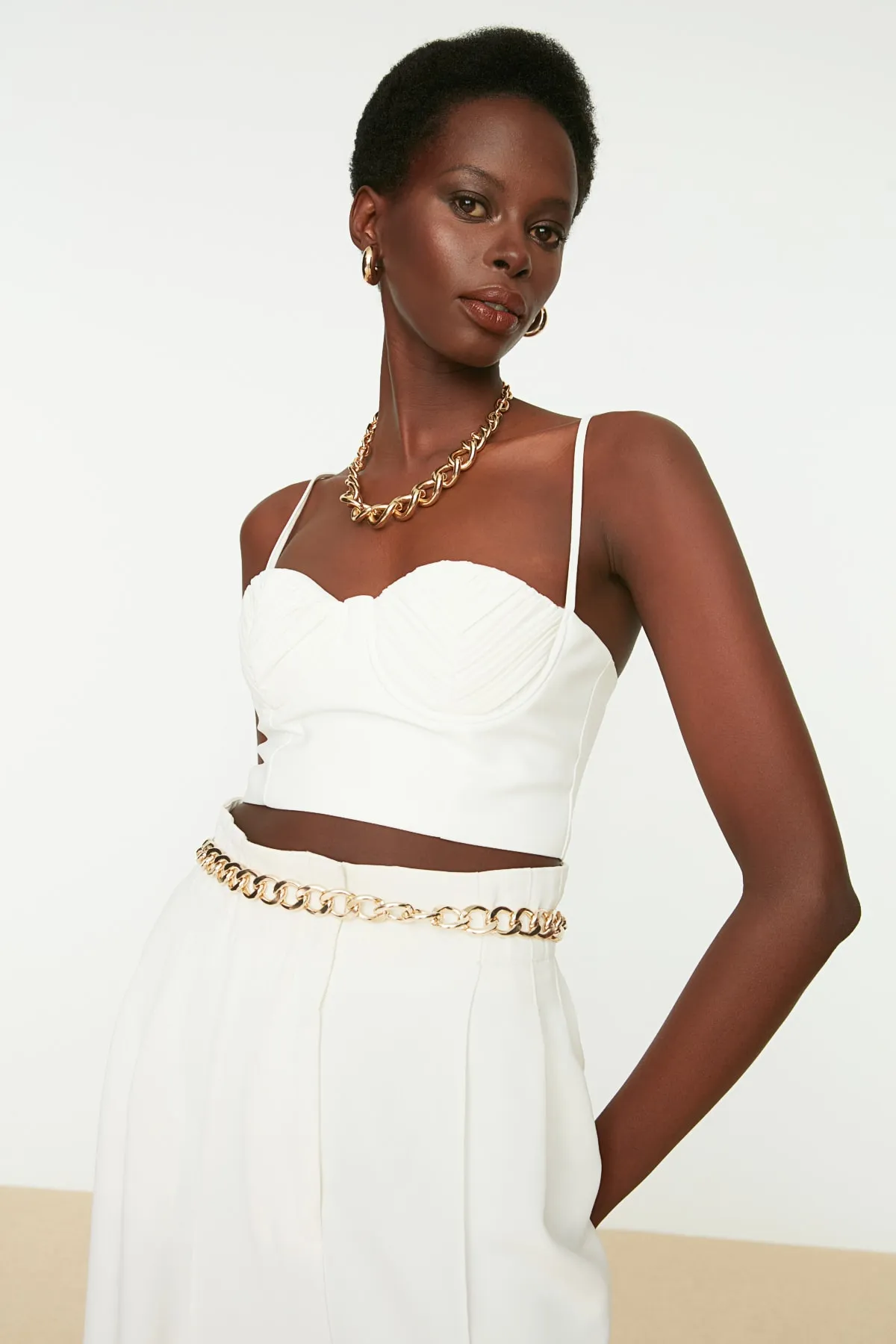 Trendyol Collection  Ecrufarbenes, bauchfreies, gefüttertes Bustier aus Webstoff TPRSS21BS0008