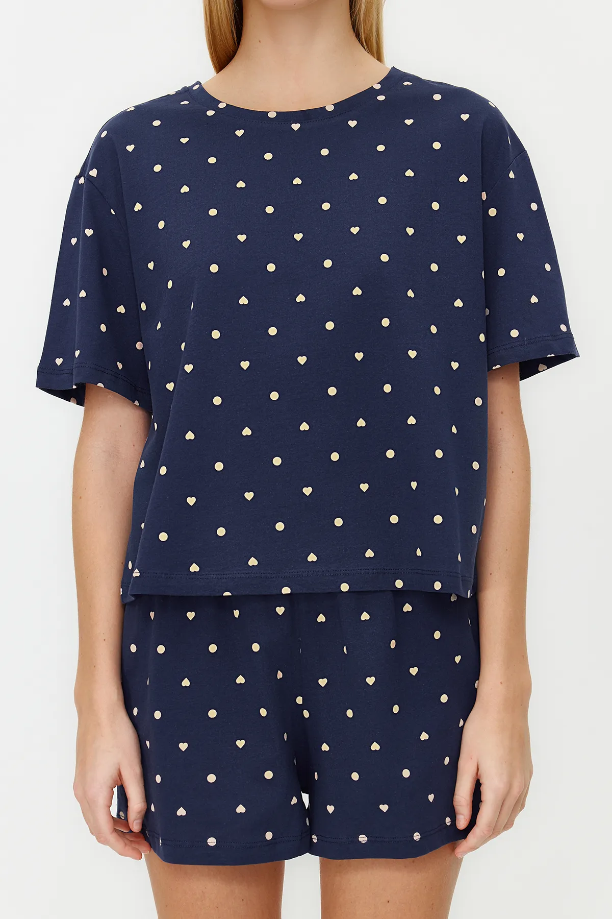 Trendyol Collection  Marineblaues Pyjama-Set aus T-Shirt und Shorts mit Herzmuster, 100 % Baumwolle THMSS21PT1485