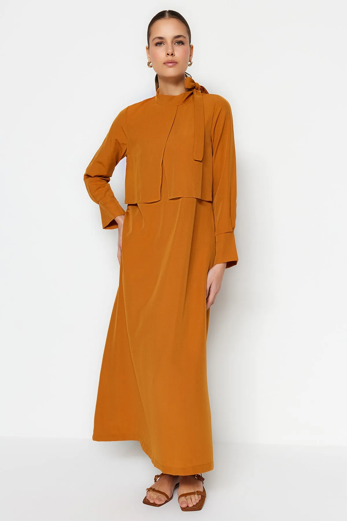 Trendyol Modest  Gewebtes Kleid mit Zimtkragen und Bindedetail TCTSS23EB00283