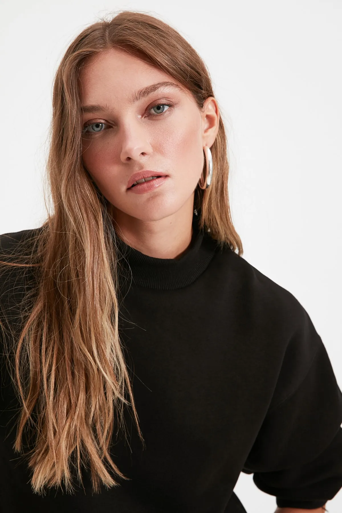 Trendyol Collection  Schwarzer Stehkragen, dicke Fleece-Innenseite, entspannte/bequeme Passform, lockeres Strick-Sweatshirt