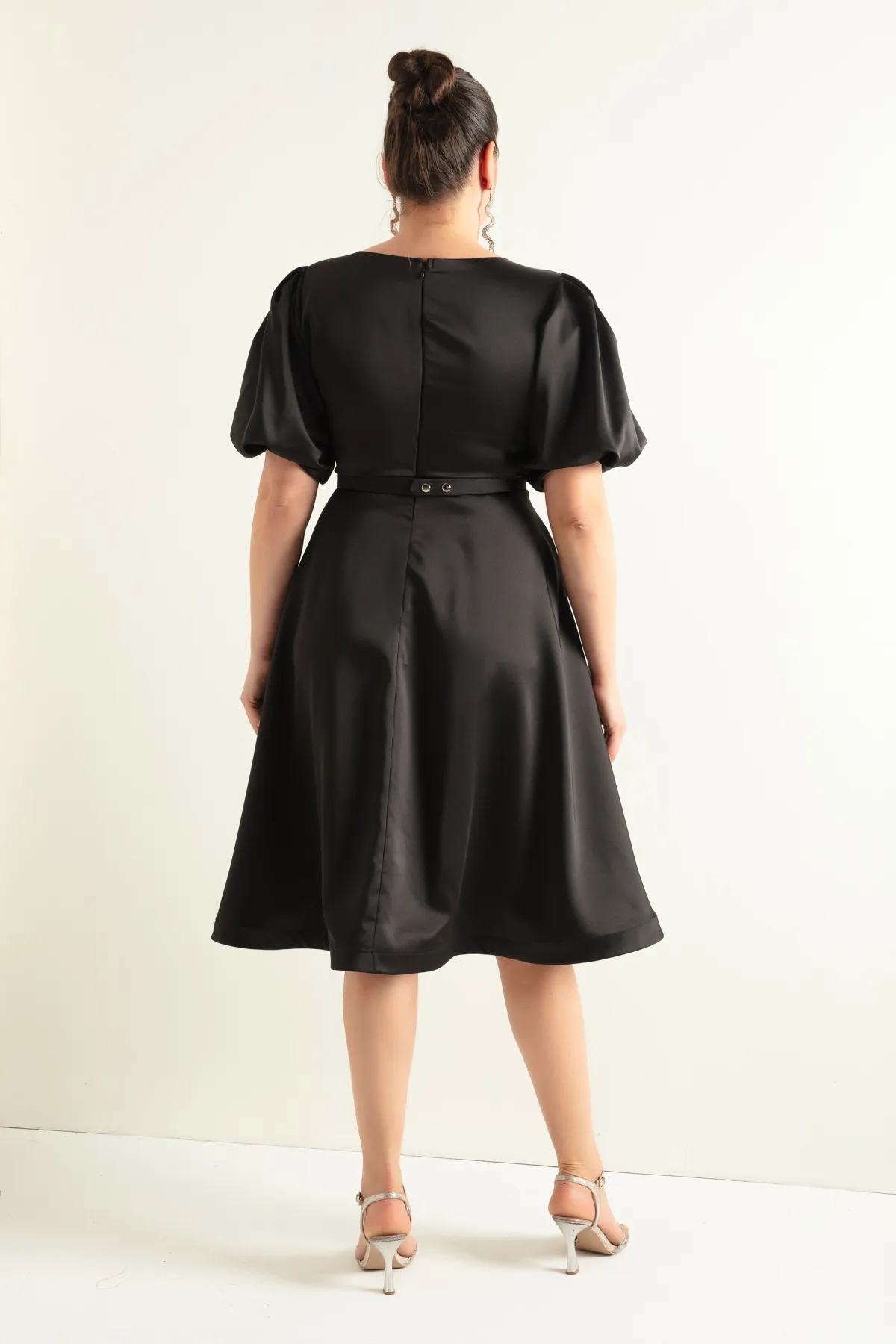 Lafaba  Schwarzes Satin-Abendkleid mit Ballonärmeln und Gürtel in Übergröße für Damen