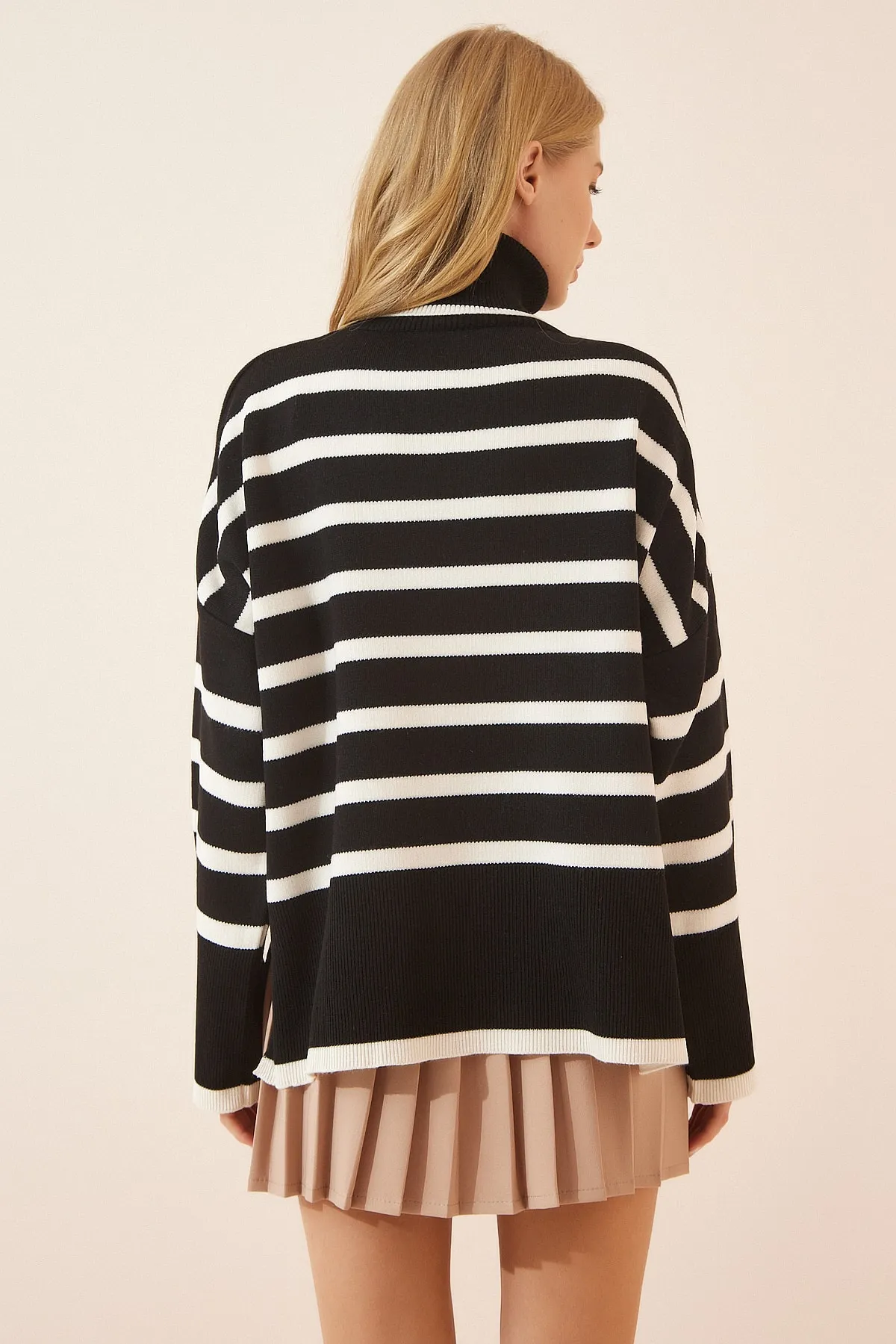 Happiness İstanbul  Übergroßer, gestreifter Rollkragenpullover für Damen in Knochenschwarz BV00014