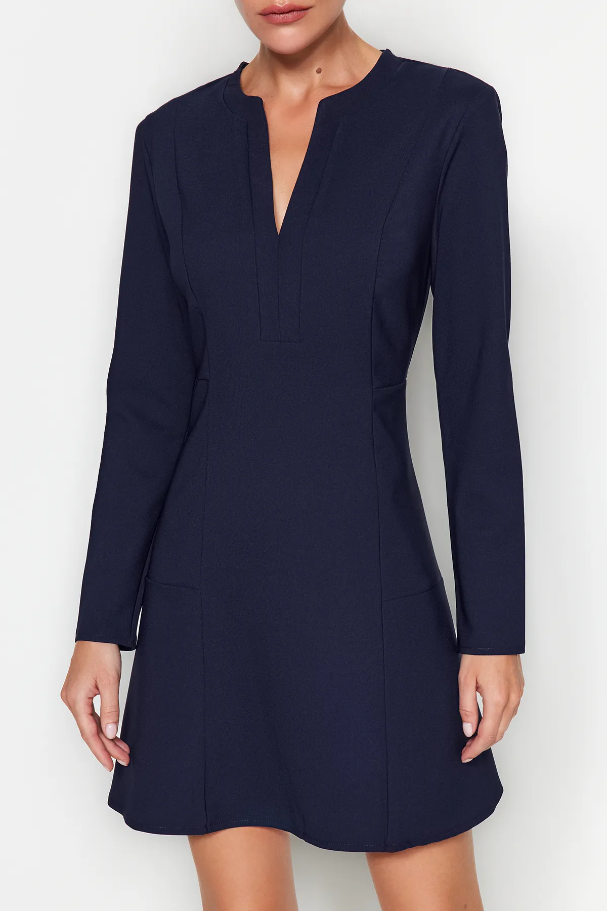 Trendyol Collection  Marineblaues, detailliertes Mini-Webkleid mit Kragen TWOAW24EL00464