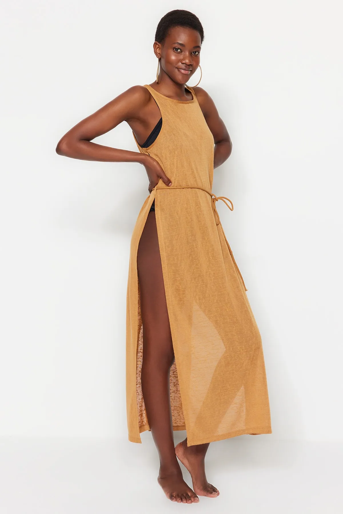 Trendyol Collection  Kamelfarbenes, gestricktes Maxi-Strandkleid mit Schlitz und Gürtel TBESS21EL2991