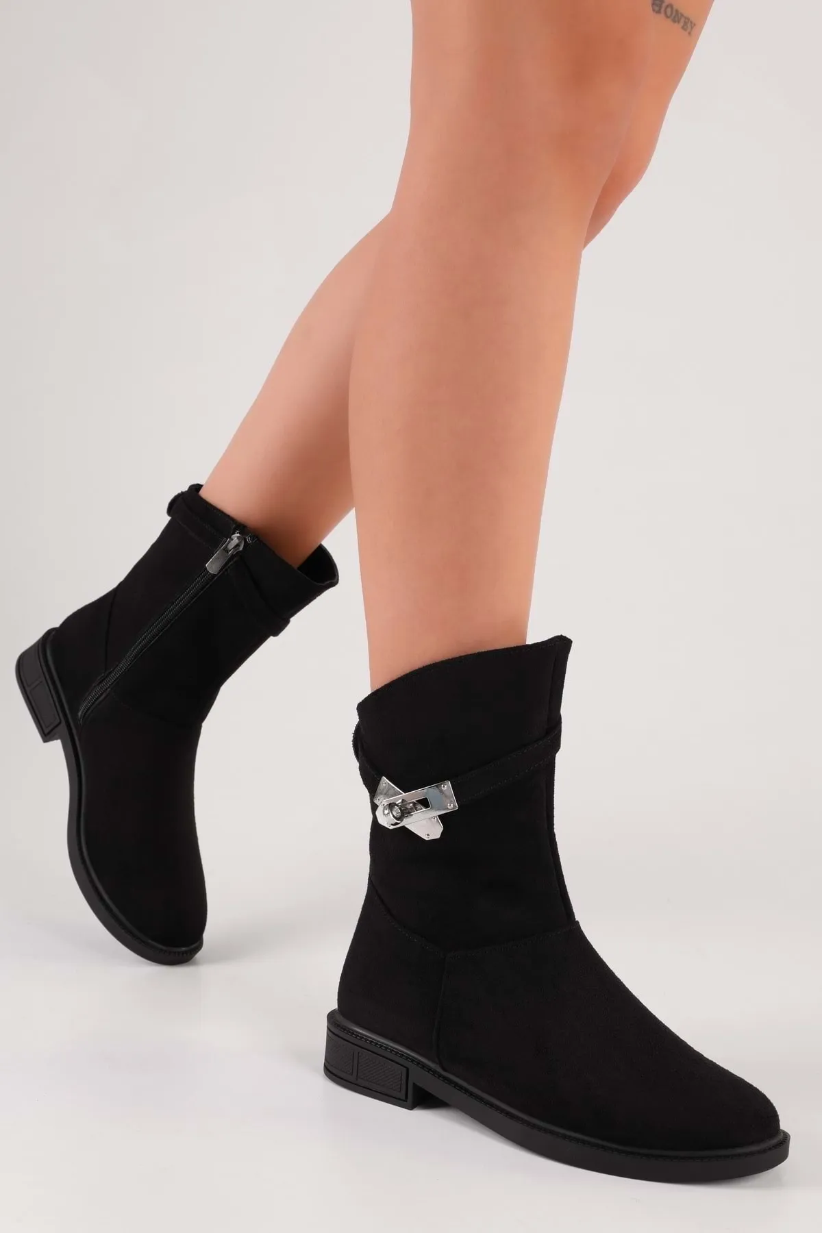 Shoeberry  Damen-Stiefel Mayslie aus schwarzem Wildleder mit flachem Absatz und Schnalle aus schwarzem Wildleder