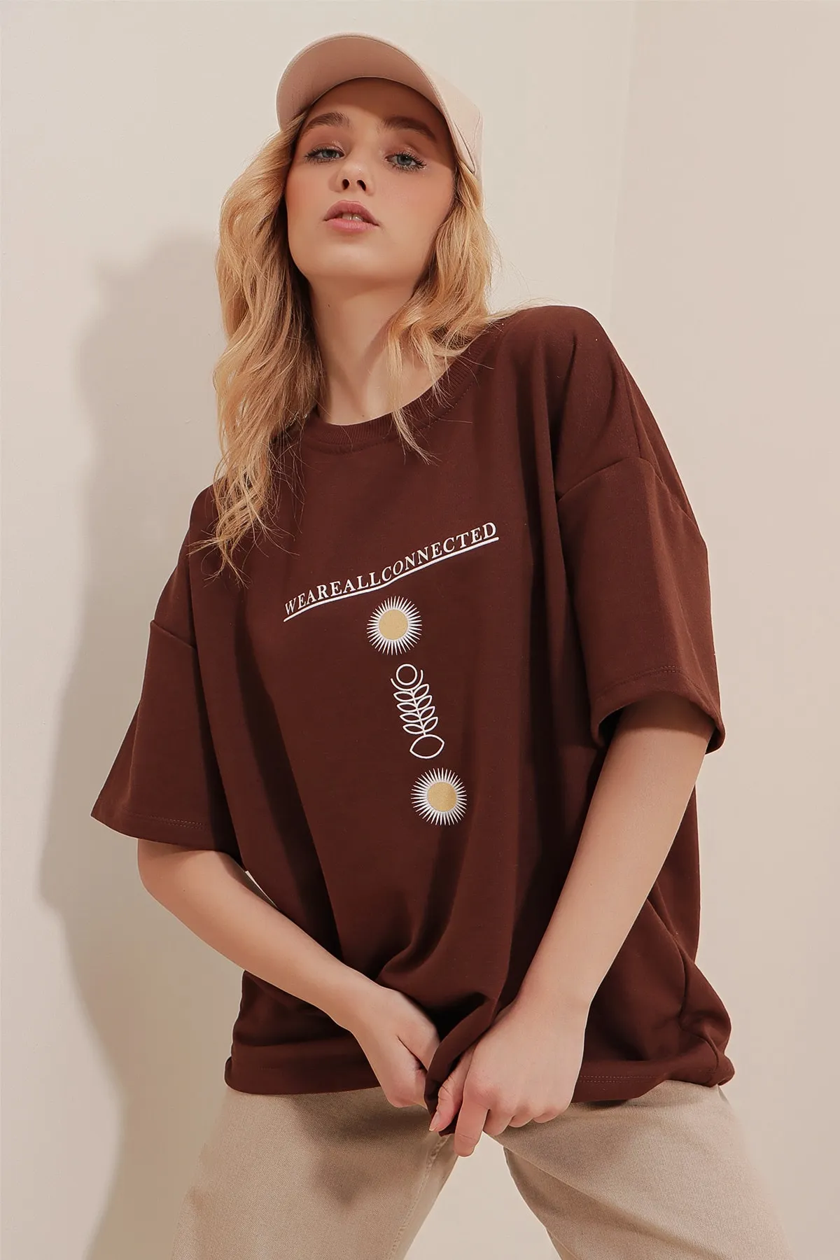 Trend Alaçatı Stili  Braunes, bedrucktes Oversize-Unisex-T-Shirt für Damen mit Rundhalsausschnitt ALC-X9577