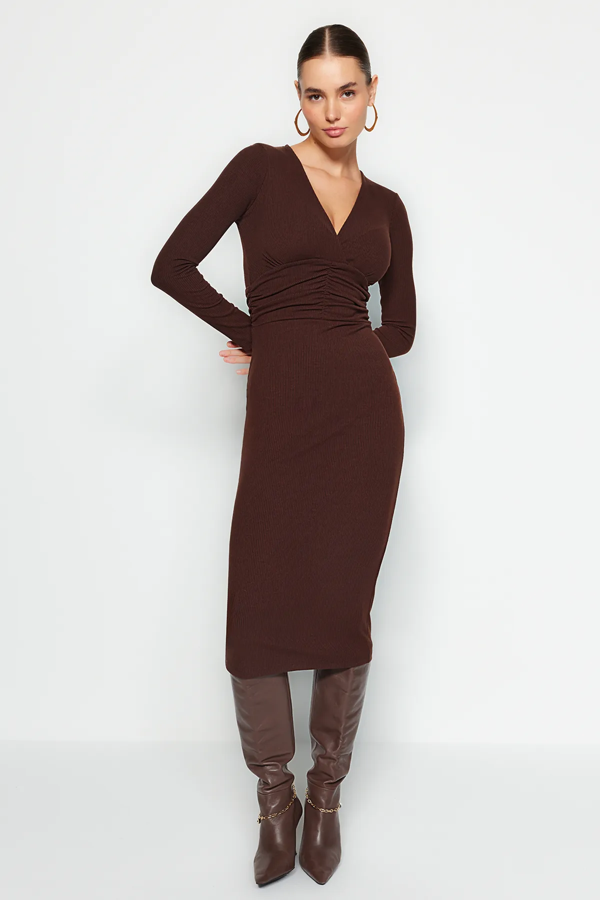 Trendyol Collection  Braunes Maxi-Strickkleid aus strukturiertem Stoff mit V-Ausschnitt und Taillendetail TWOAW24EL00791