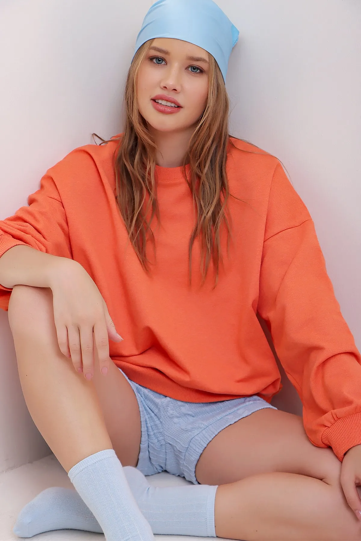 Trend Alaçatı Stili  Oranges Oversize-Sweatshirt mit Rundhalsausschnitt für Damen ALC-669-001