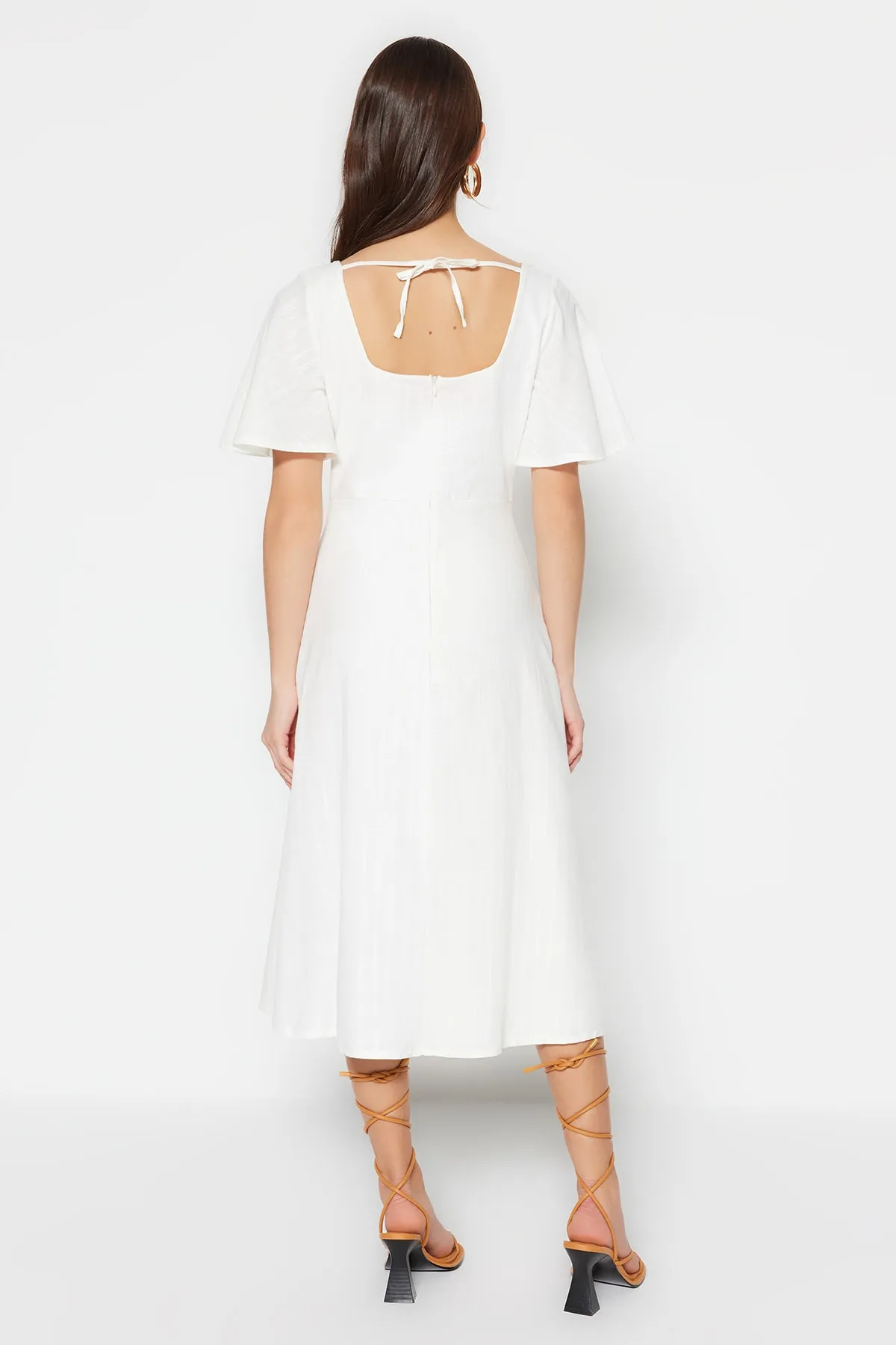 Trendyol Collection  Ecrufarbenes Midi-Webkleid mit A-Schnitt und Raffdetail TWOSS23EL00881