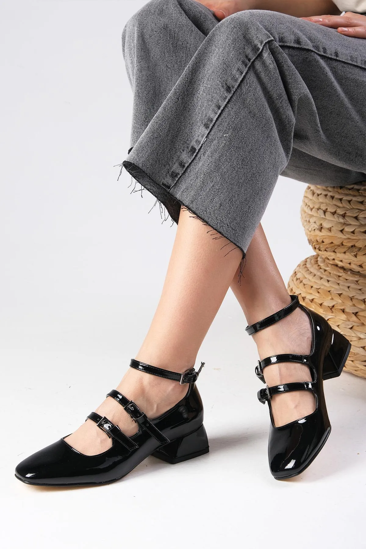 Mio Gusto  Baylee Damen-Schuhe mit kurzem Absatz aus schwarzem Lackleder mit 3 Streifen und stumpfer Zehenpartie