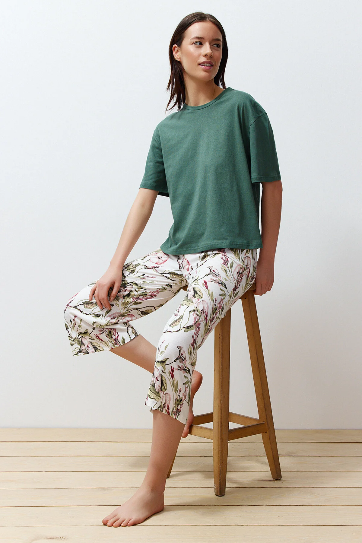Trendyol Collection  Grünes Capri-Strick-Pyjama-Set aus 100 % Baumwolle mit Blumenmuster THMSS24PT00216
