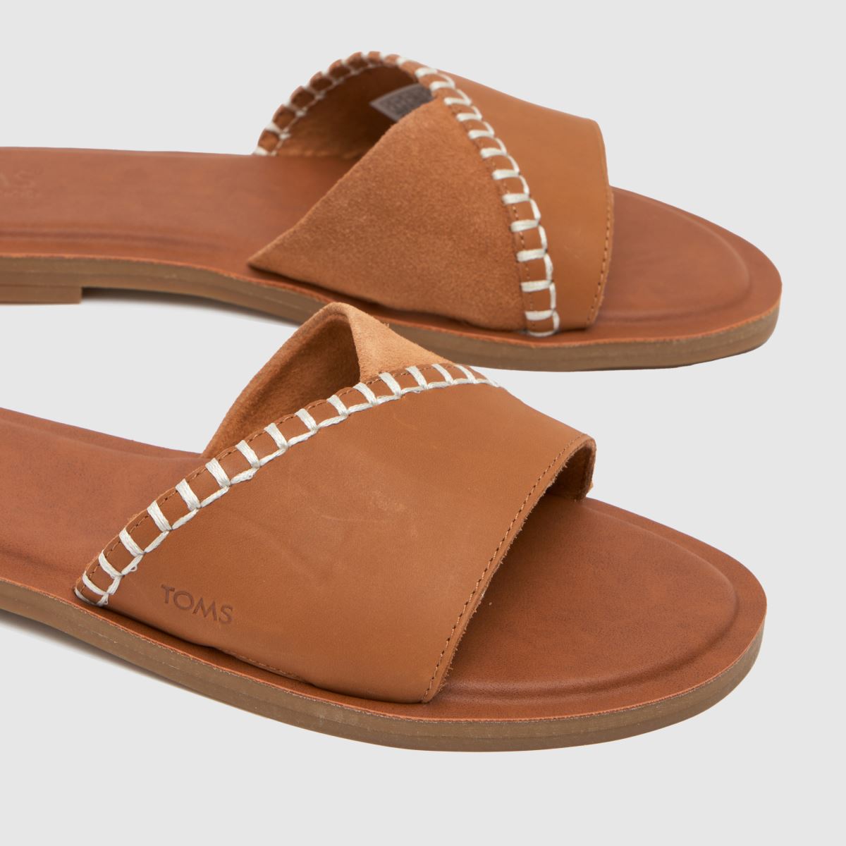 TOMS – Sheasandaler i brunt material