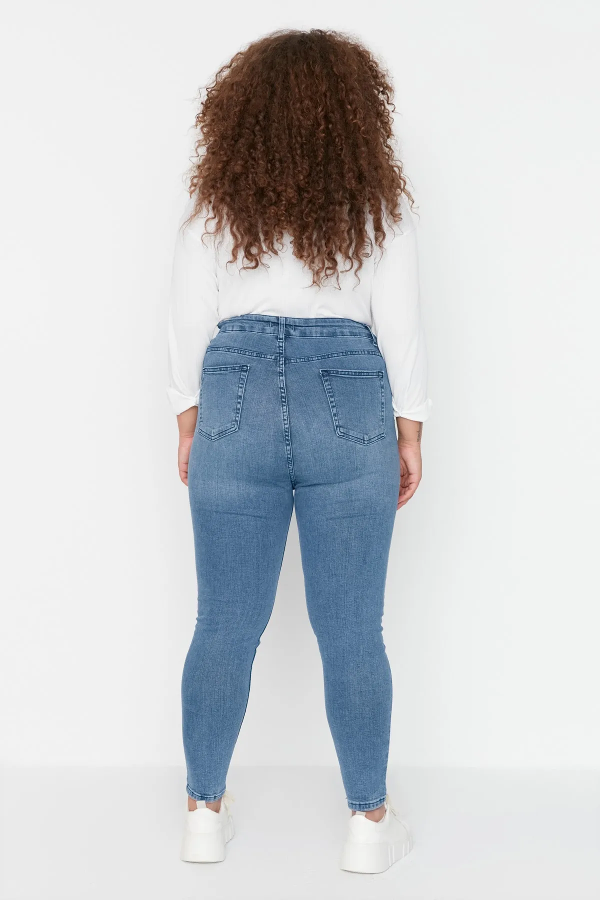 Trendyol Curve  Hellblaue, dehnbare Skinny-Jeans mit hoher Taille TBBAW23CJ00032