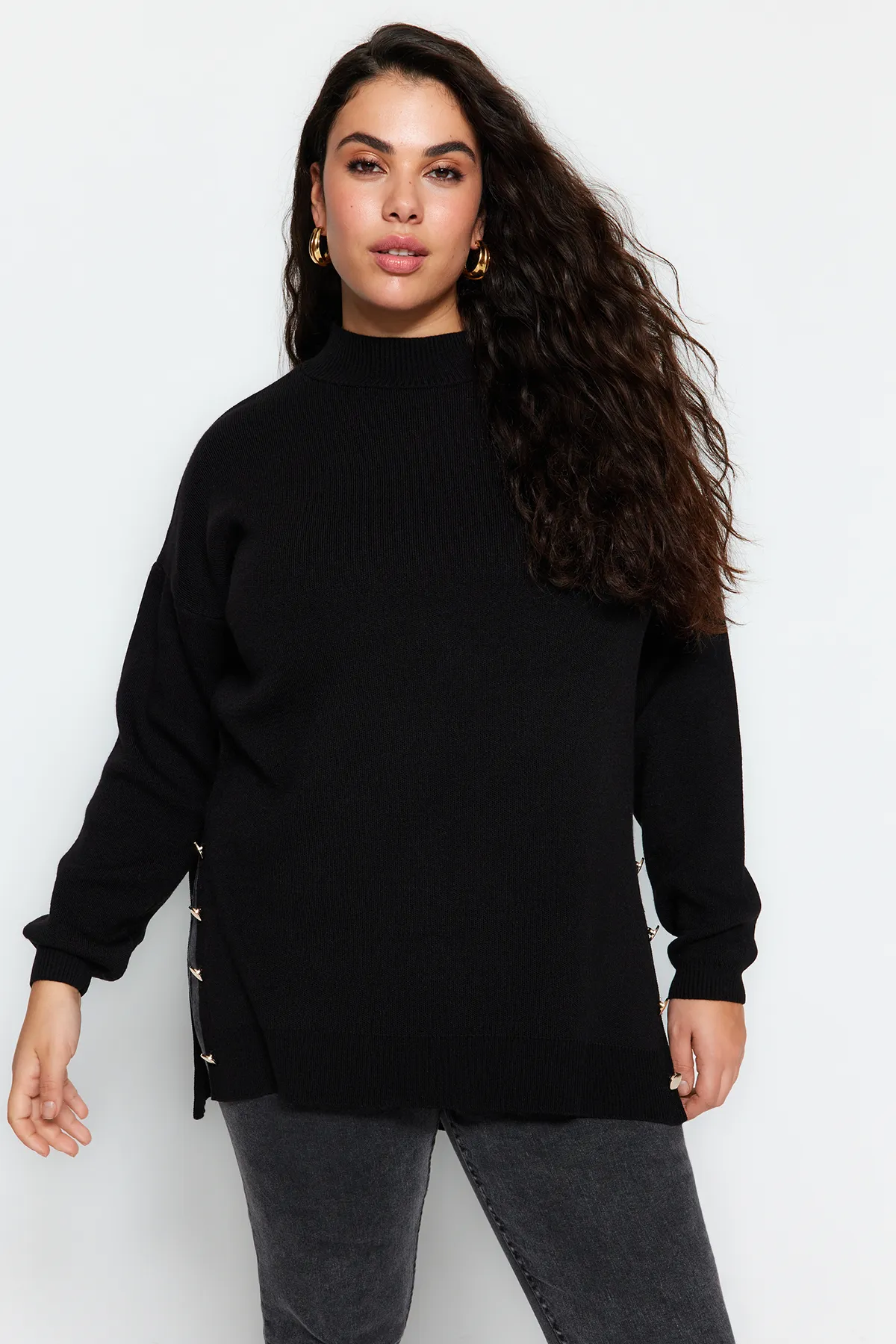 Trendyol Curve  Schwarzer Rollkragenpullover mit Knöpfen und detailliertem Rollkragen TBBAW24AN00076