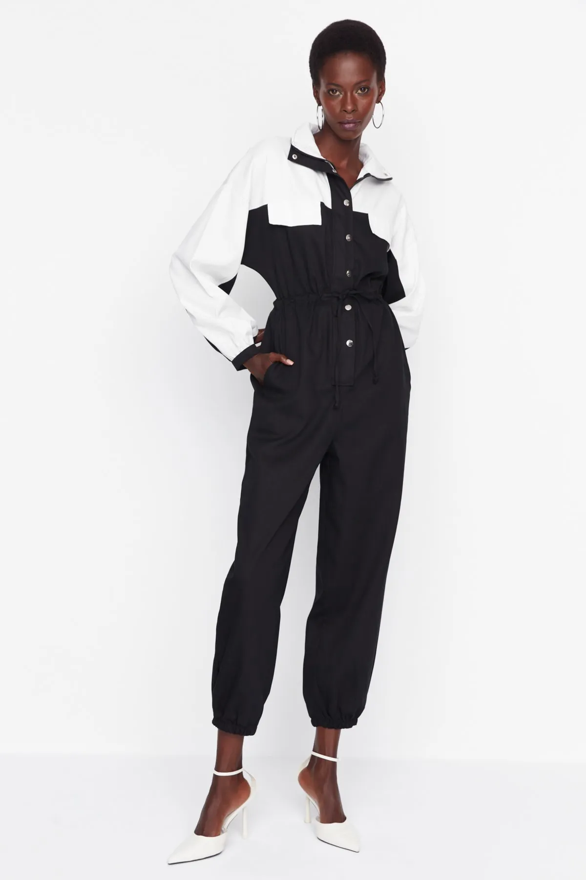Trendyol Collection  Langer, gewebter Overall in Schwarz mit Farbblockierung und geraffter Taille TWOAW21TU0011