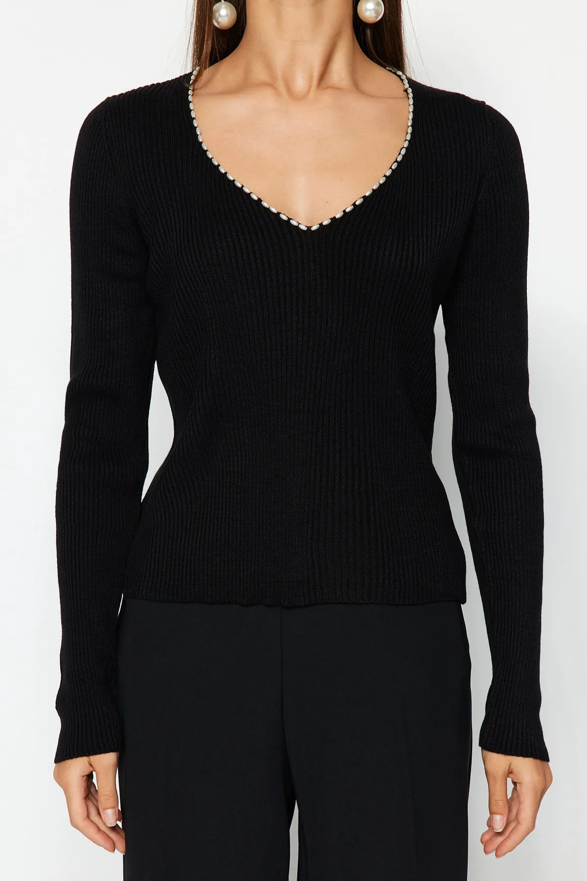 Trendyol Collection  Schwarzer Strickpullover mit Perlendetails und V-Ausschnitt TWOAW24KZ00664