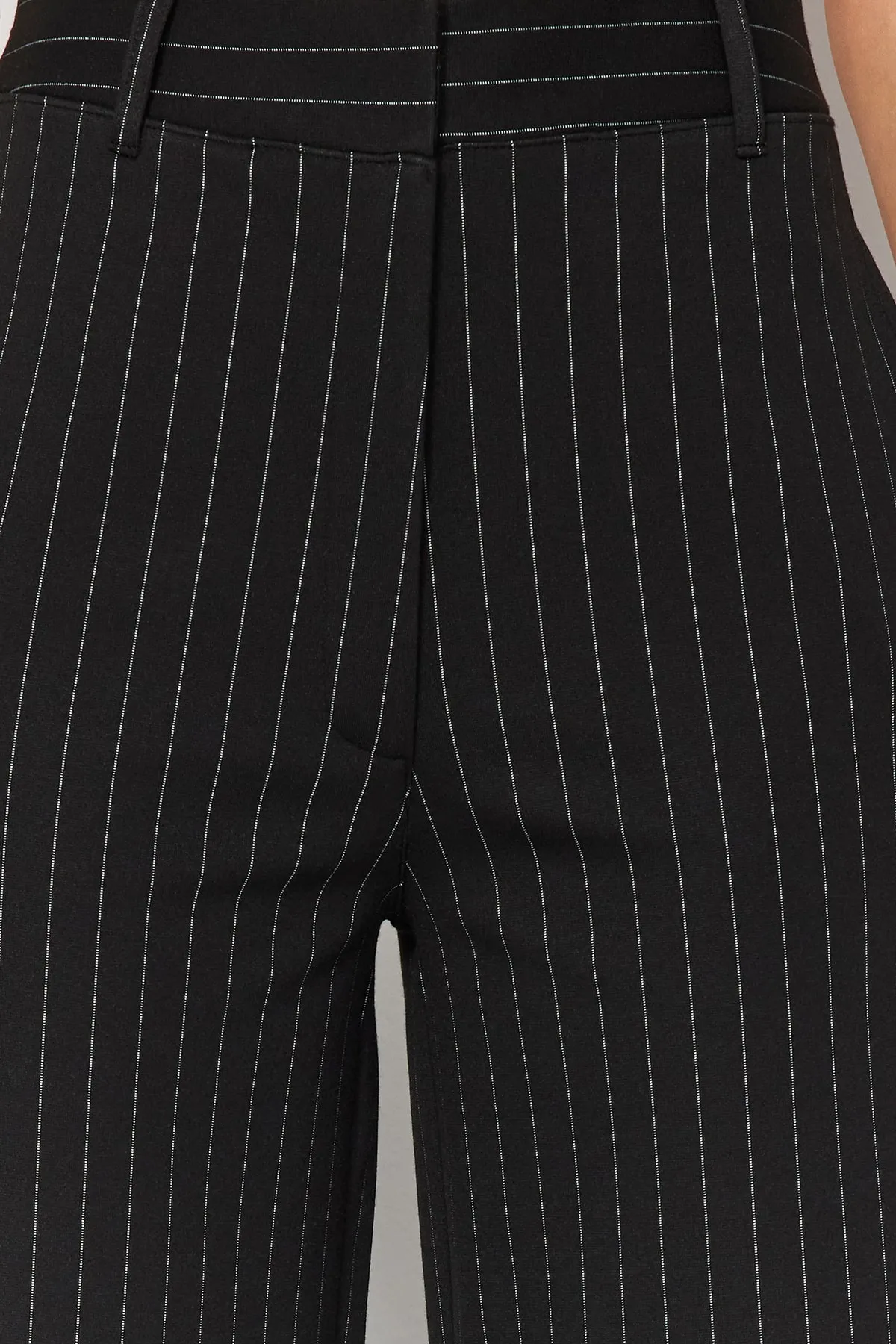 Trendyol Collection  Schwarz gestreifte, gerade geschnittene Strickhose mit hoher Taille TWOAW24PL00222
