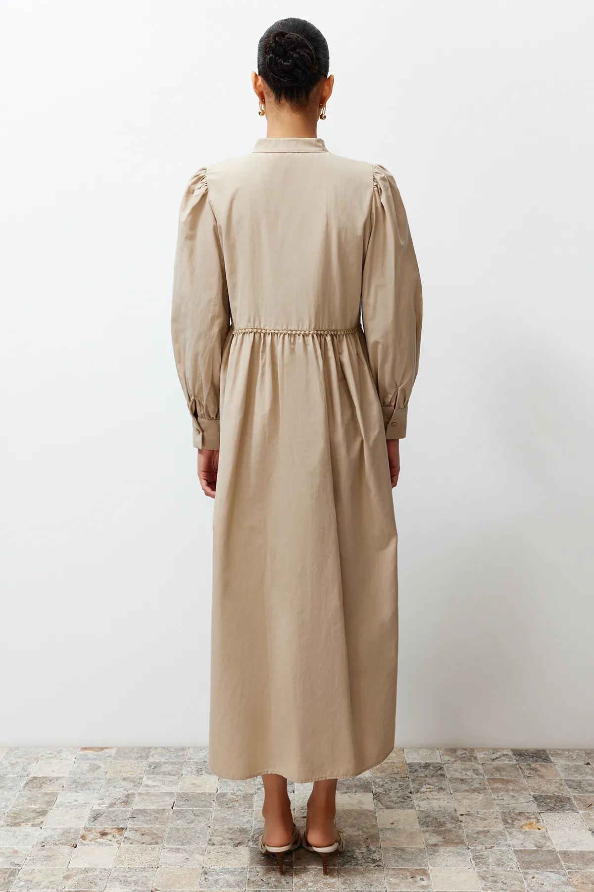 Trendyol Modest  Nerzfarbenes, gewebtes Kleid mit Stehkragen, Ballonärmeln, Knöpfen und Paspelierung TCTSS24EB00129
