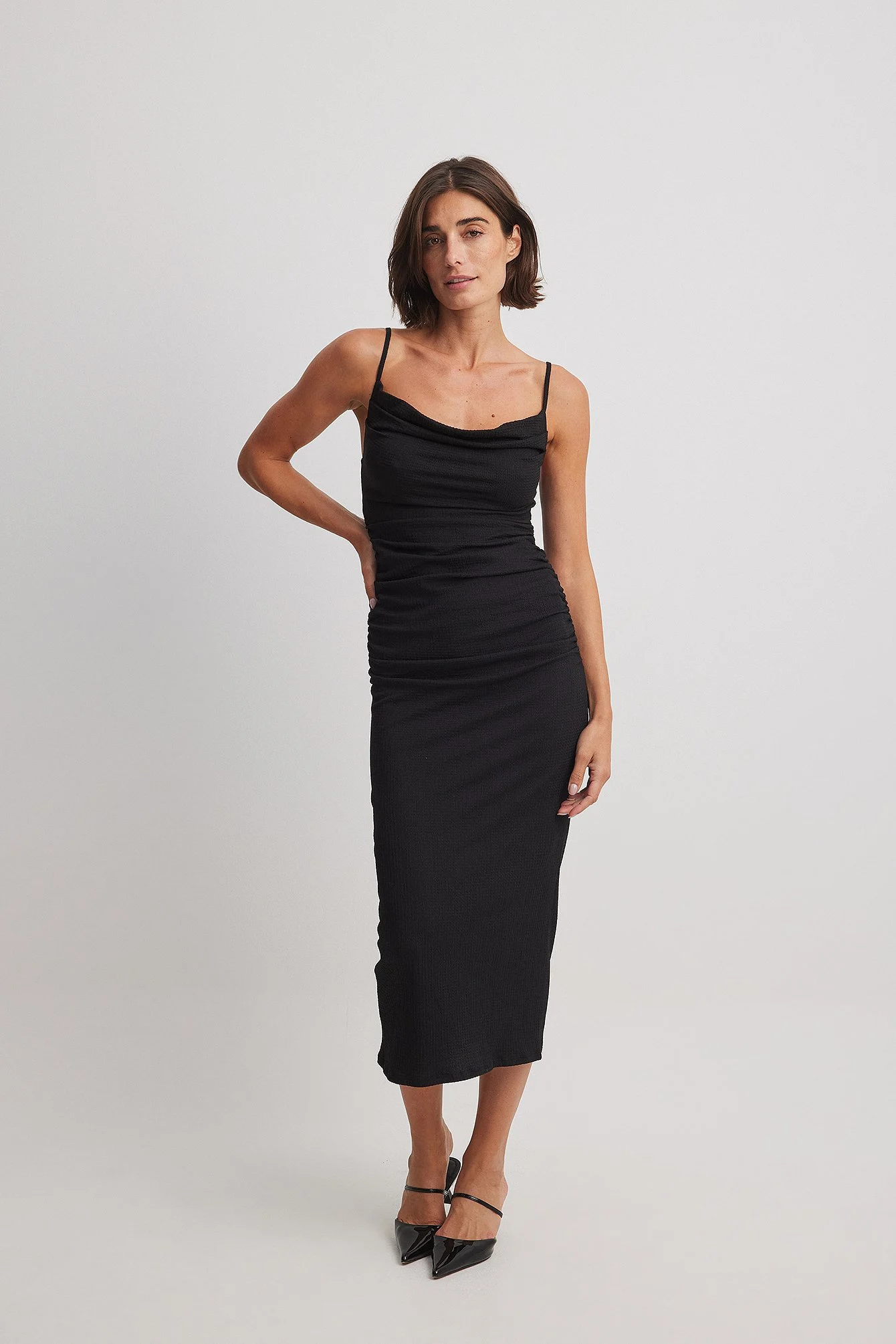 Strukturiertes Kleid mit Seitenschlitz