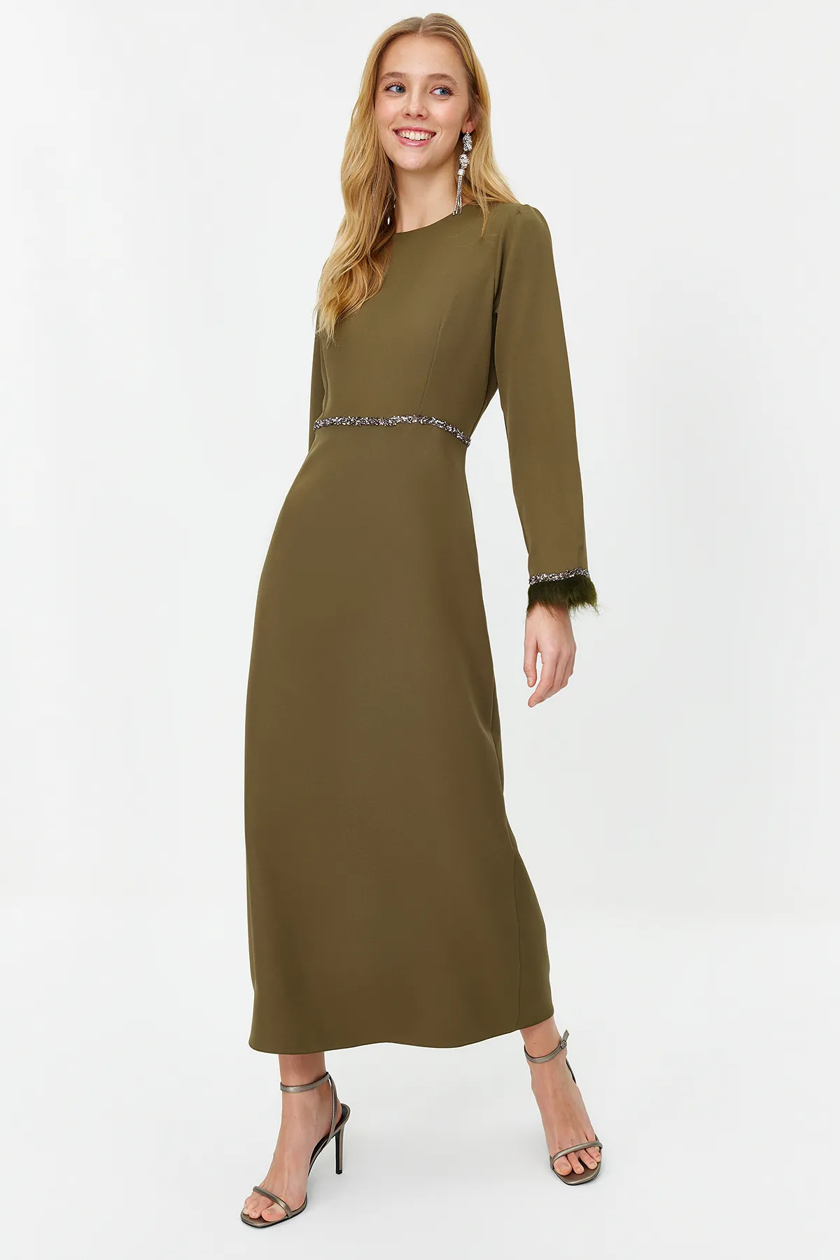 Trendyol Modest  Khakifarbenes Abendkleid mit Stein- und Manschettendetails TCTSS23DB00039