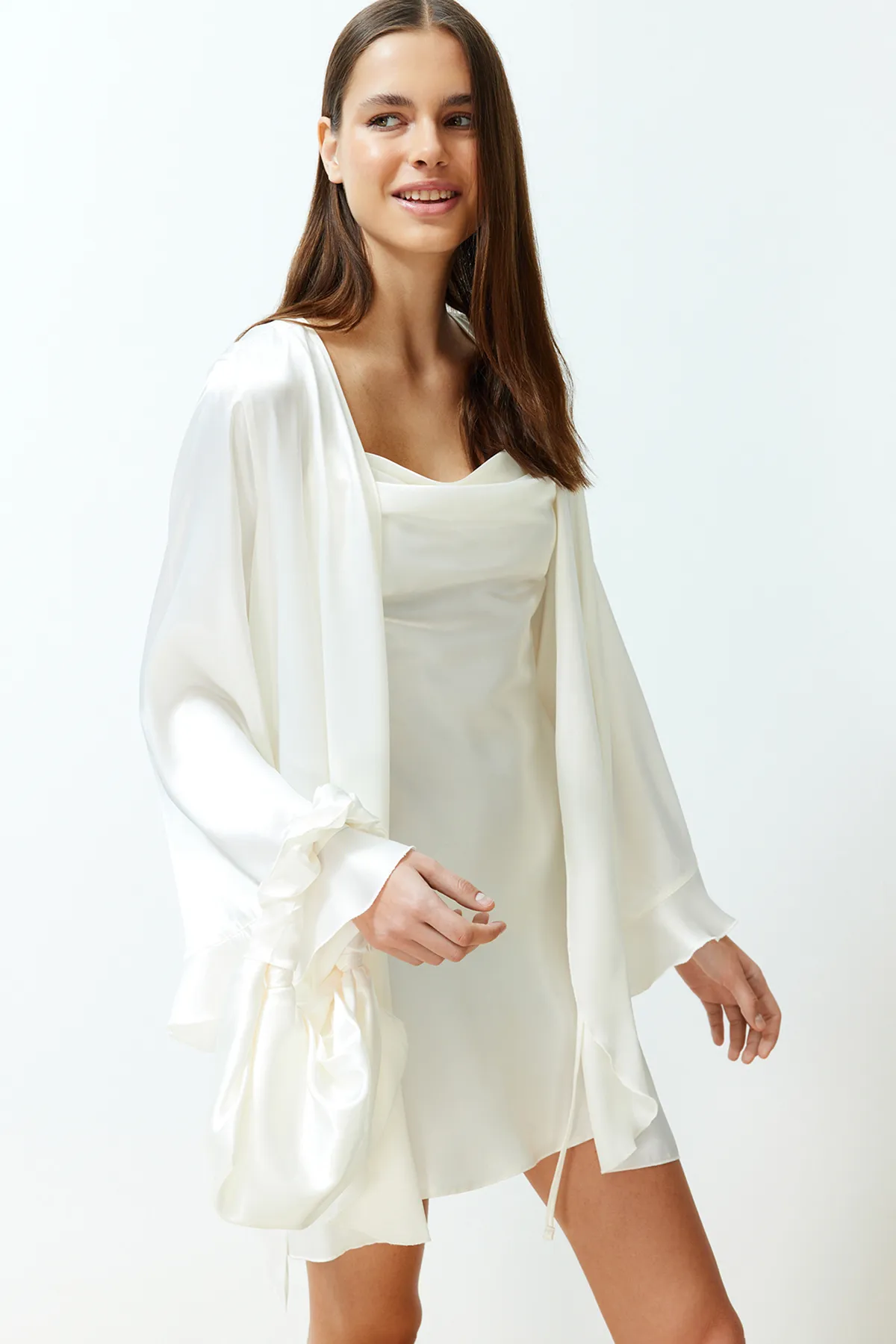 Trendyol Collection  Weißer Braut-Morgenmantel aus Satin mit Schwungrad und Stickerei auf der Rückseite, Geschenk-Morgenmantel aus Satin THMSS24SB00009