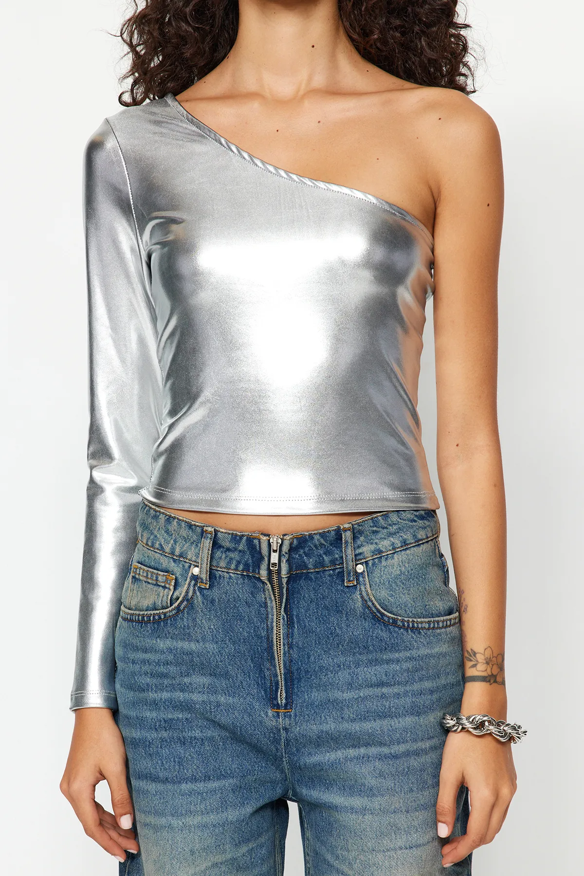 Trendyol Collection  One-Shoulder-Strickbluse in Silbermetallic/Frozen, figurbetont TWOAW24BZ00435