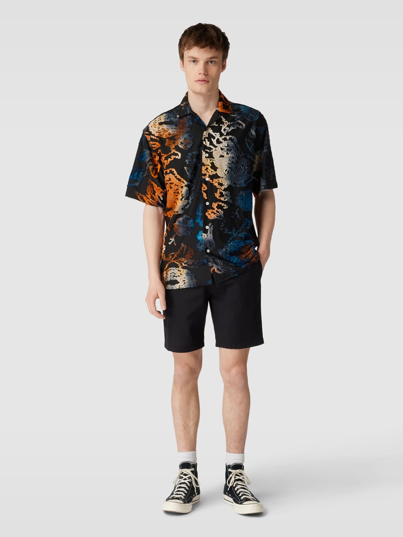 Bermudas mit Stoffgürtel in schwarz