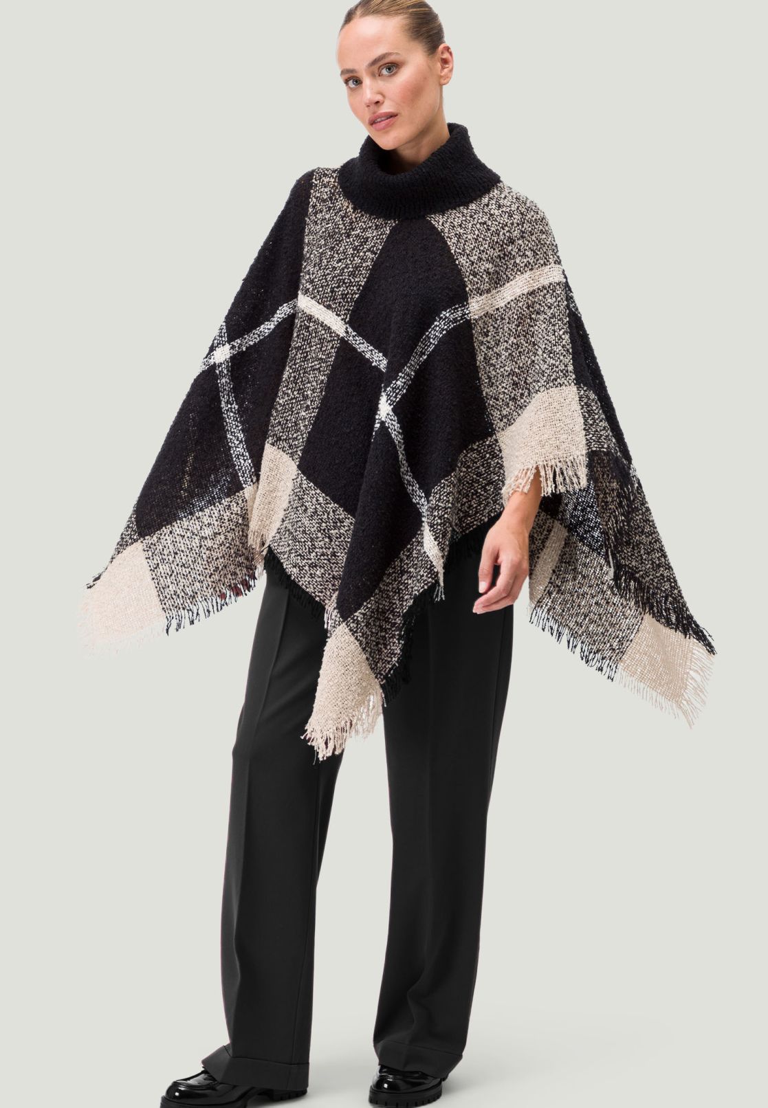 Poncho mit Rollkragen