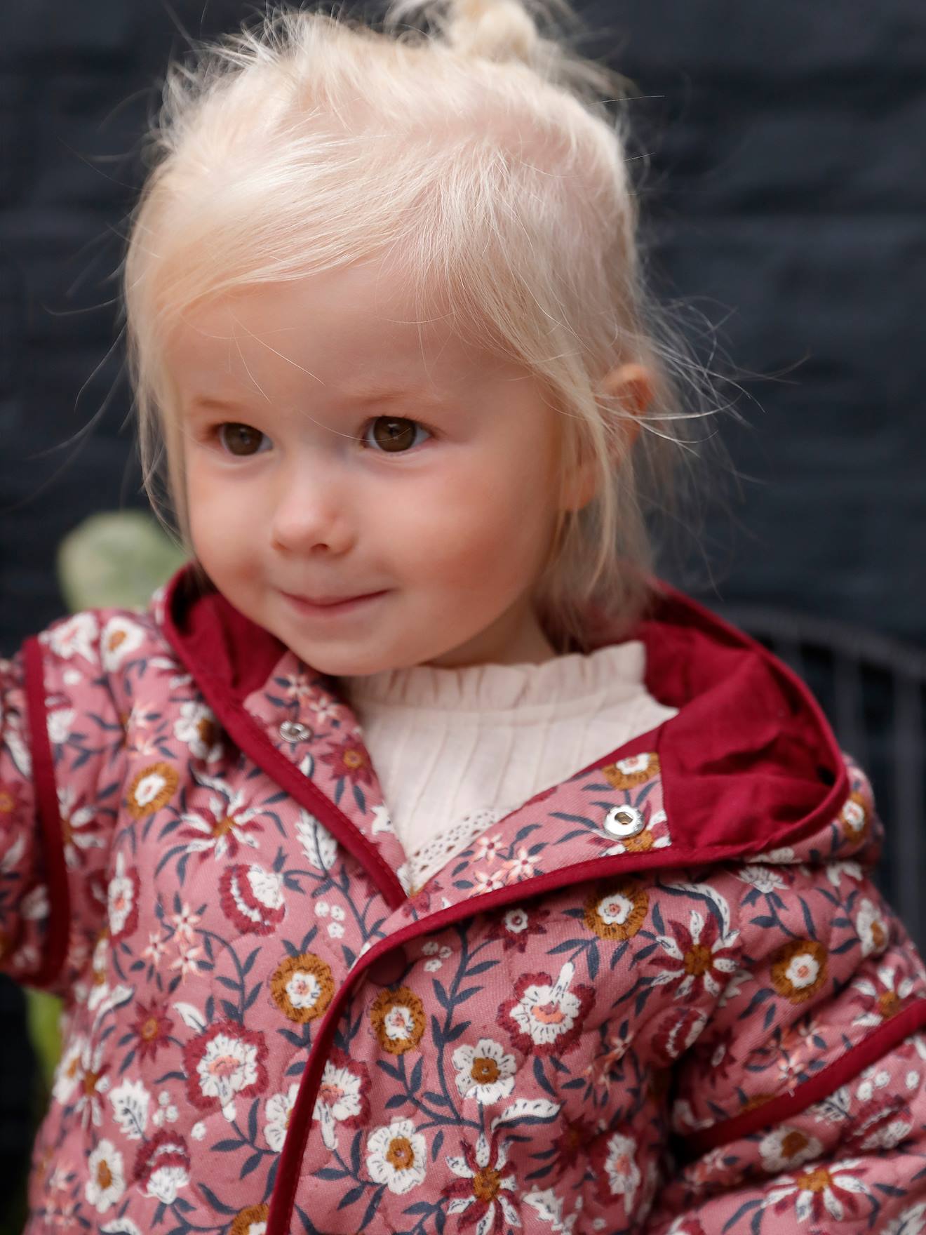 Veste matelassée bébé avec capuche bordeaux imprimé
