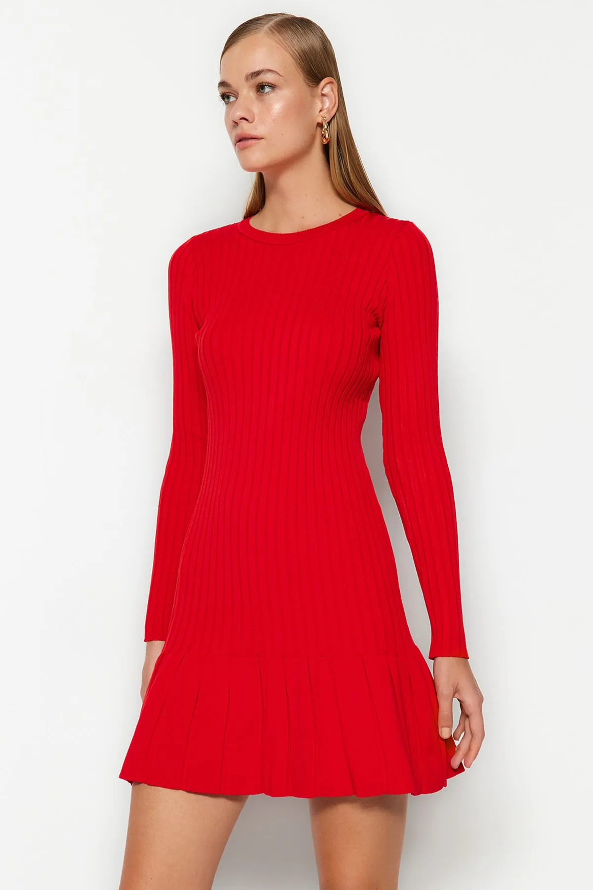 Trendyol Collection  Rotes Mini-Strickkleid mit Rundhalsausschnitt TWOAW24EL00013