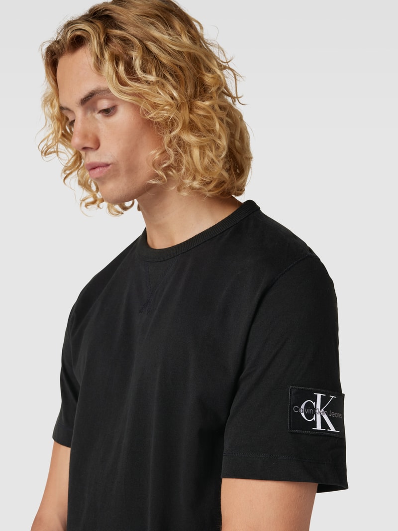 T-Shirt mit Label-Patch in black