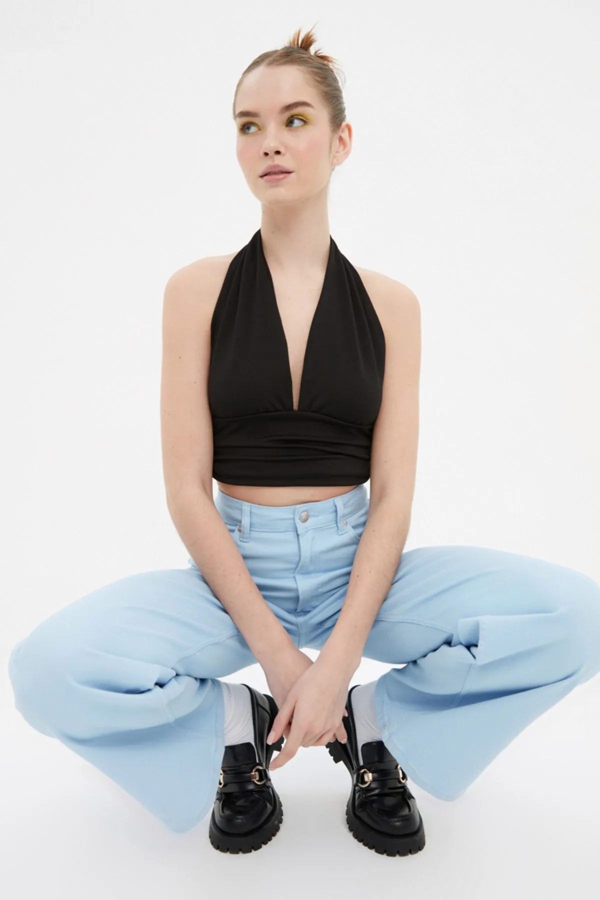 Trendyol Collection  Schwarze, taillierte, kurze Strickbluse mit Neckholder TWOSS22BZ0544