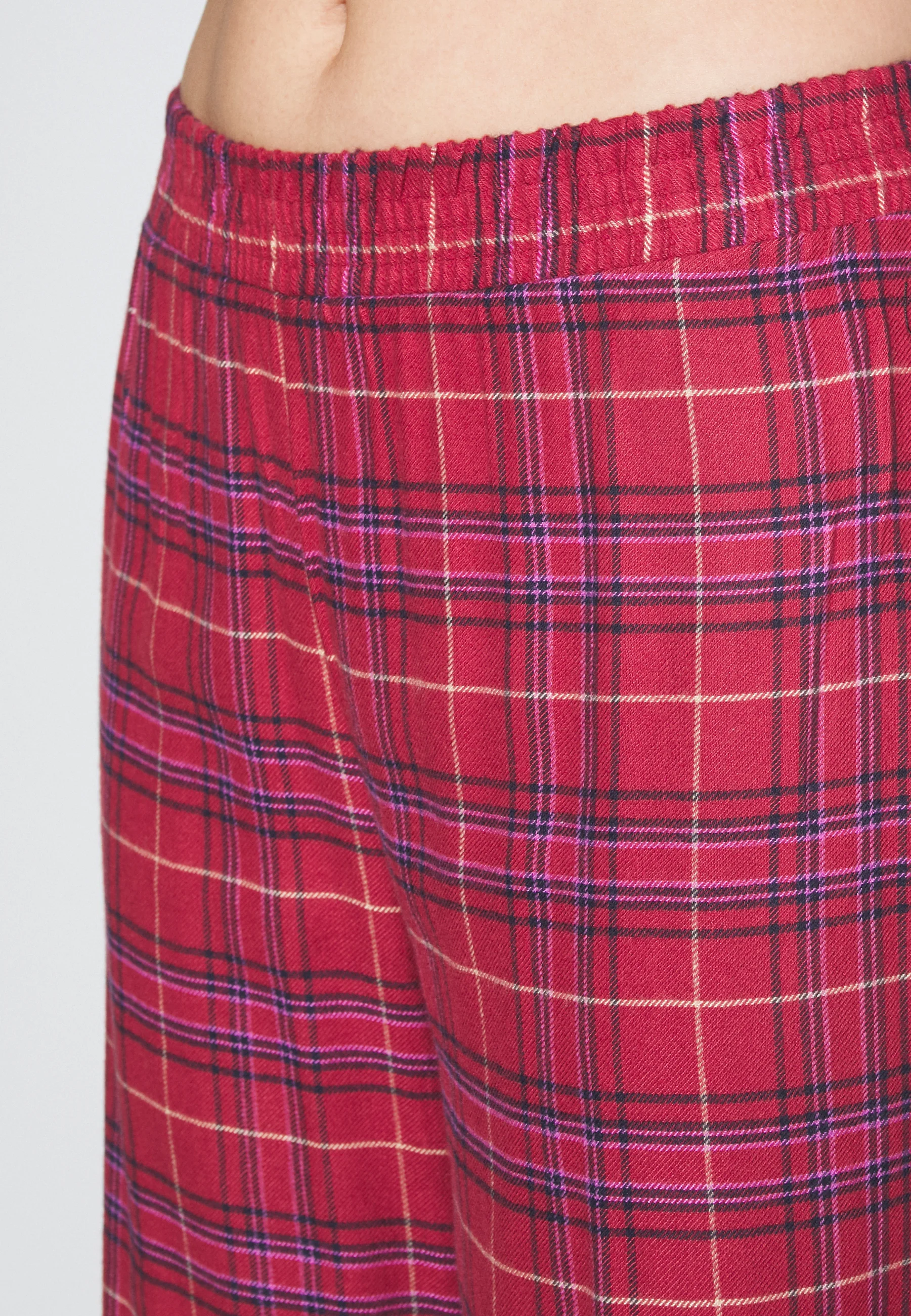 Pijama de algodón con camisa y pantalón ancho.