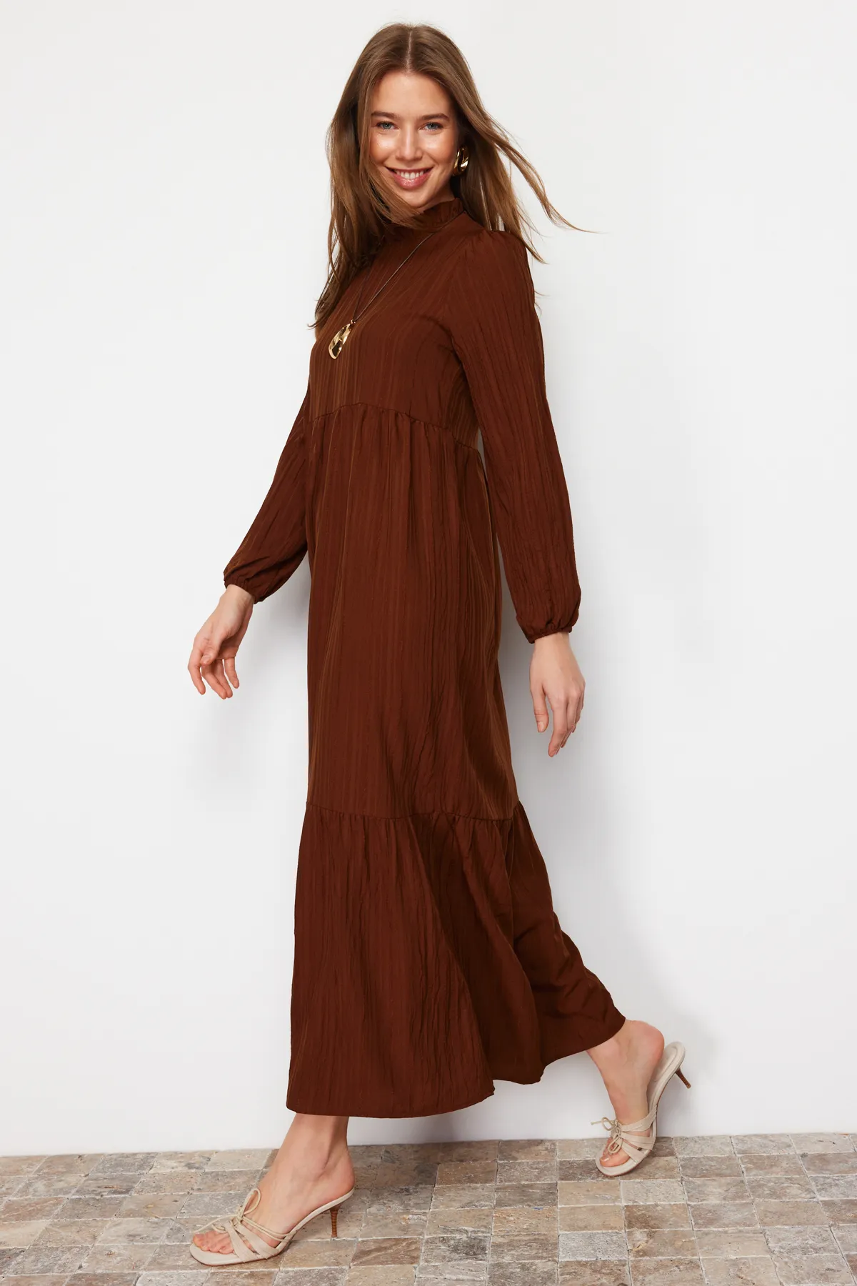 Trendyol Modest  Braunes Crinkle-Gewebtes Kleid mit Stehkragen und weiter Passform TCTSS22EB00171