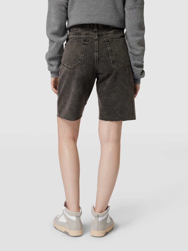 Jeansshorts mit ausgefransten Abschlüssen in schwarz