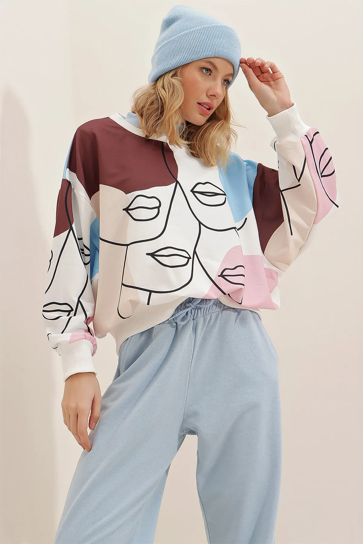 Trend Alaçatı Stili  Damen-Sweatshirt mit Rundhalsausschnitt und digitalem Druck, Kaffee MDA-1076