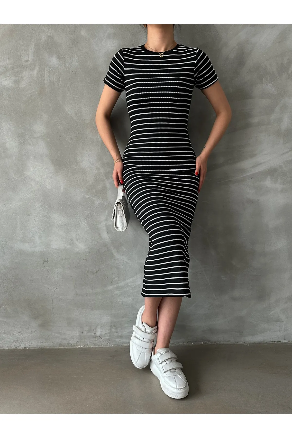BEJNA  Schwarzes, gestreiftes, dehnbares, langes Strickkleid mit Schlitz für Damen