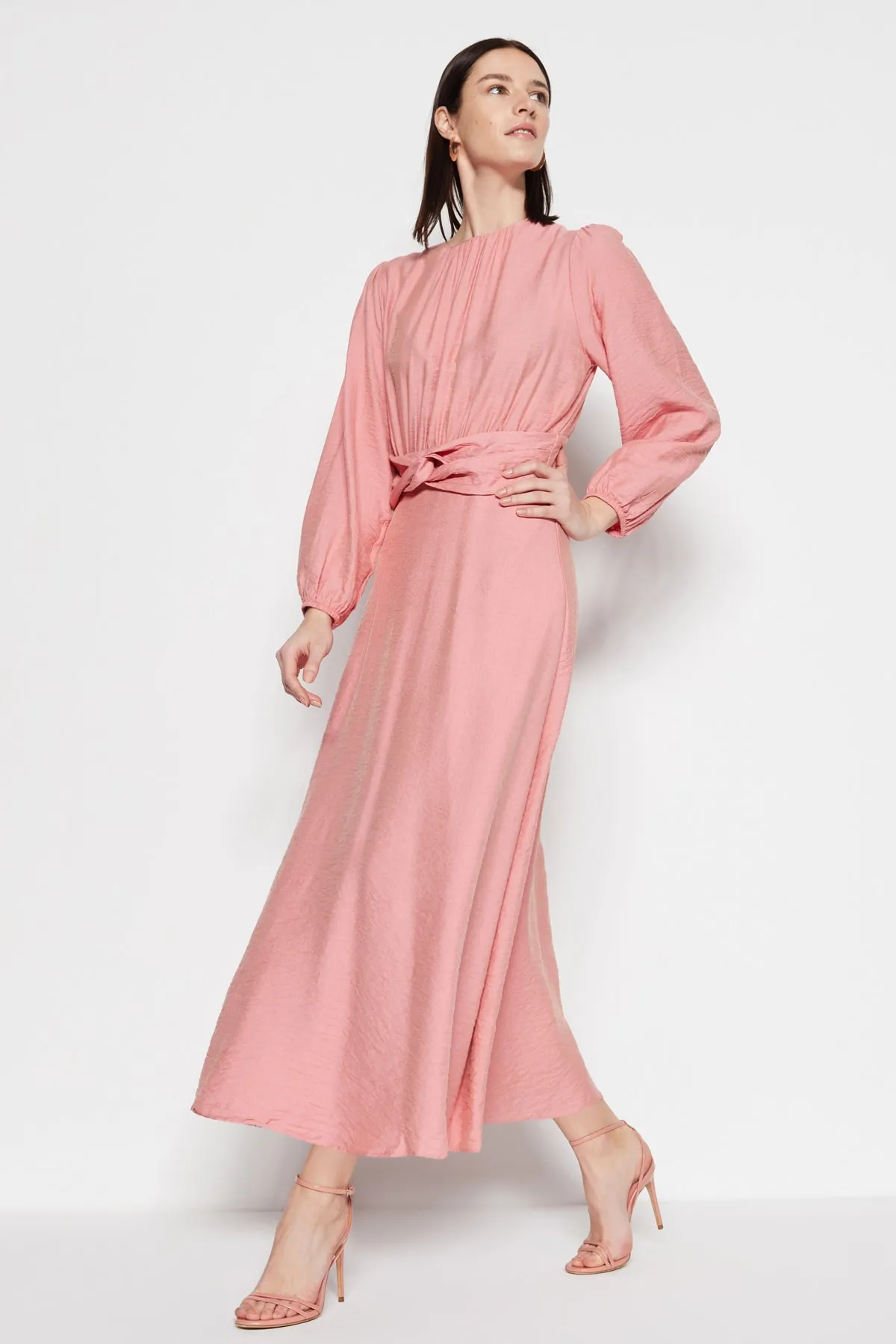Trendyol Modest  Hellrosa gewebtes Kleid mit Taillen- und Raffdetails TCTSS23EB00138
