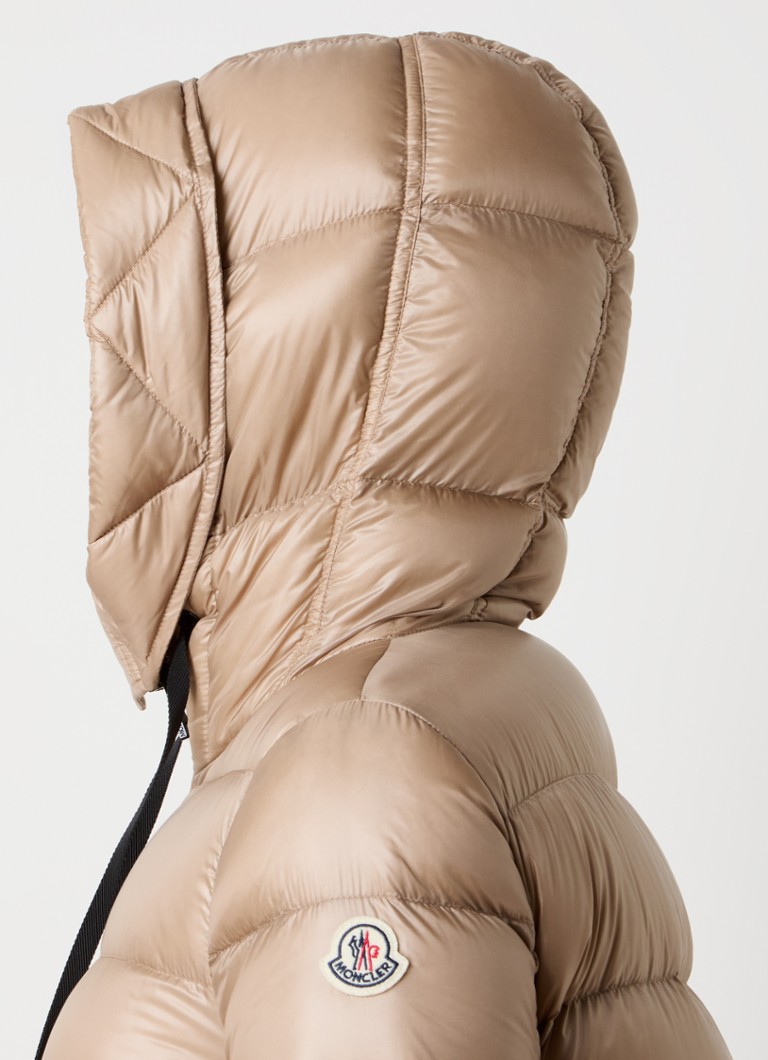 Parka acolchoada Moncler Suyen com enchimento de plumas e capuz.