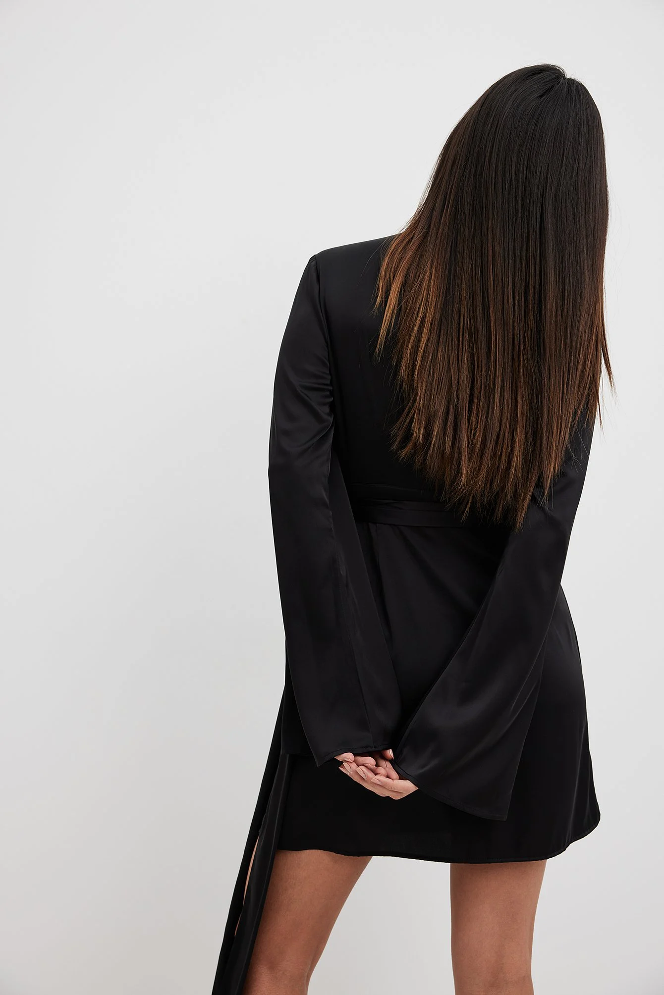 Fließendes Minikleid mit Bindegürtel