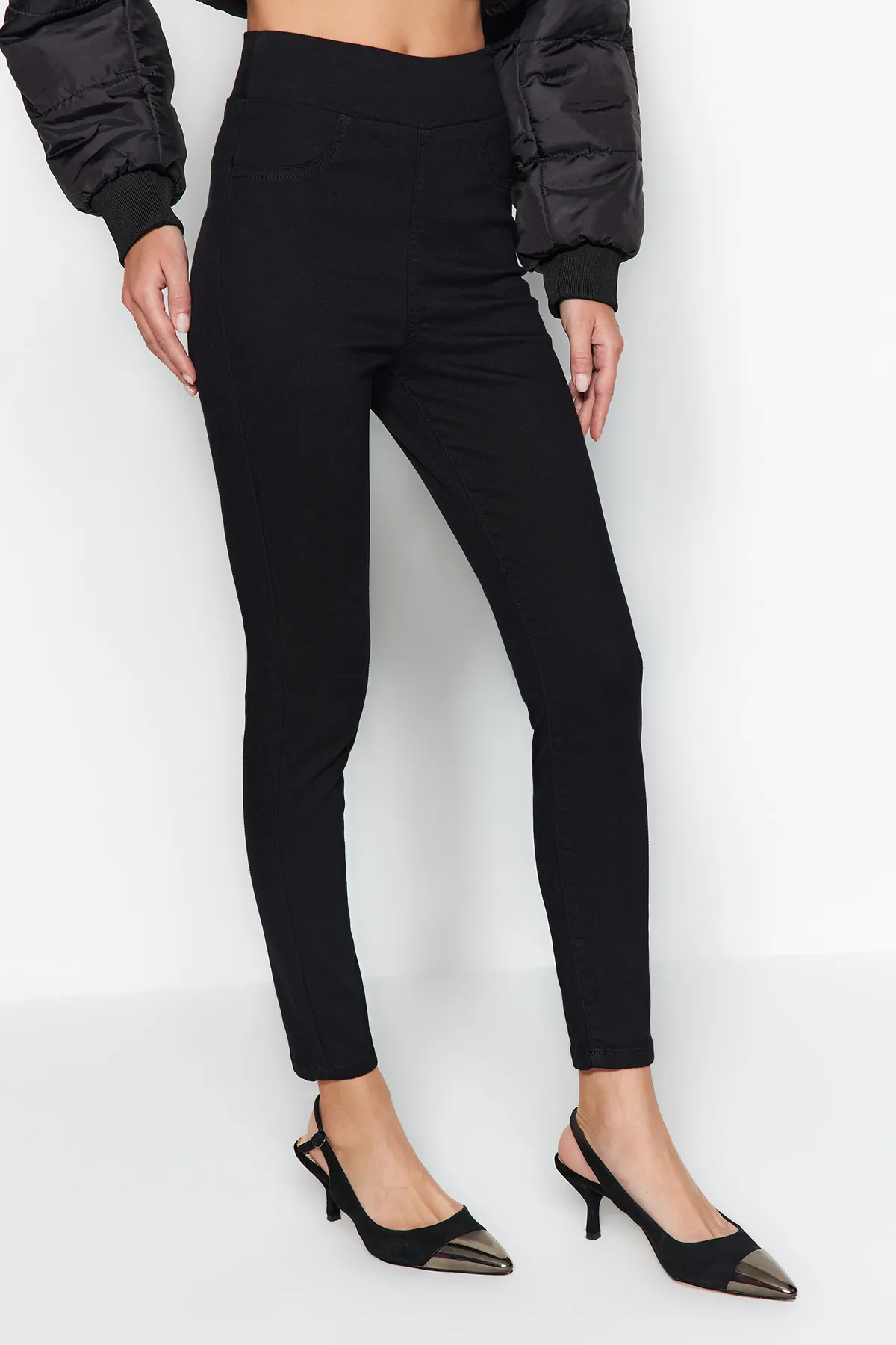 Trendyol Collection  Schwarze Jegging-Jeans mit hoher Taille und detailliertem Bund TWOAW24JE00234