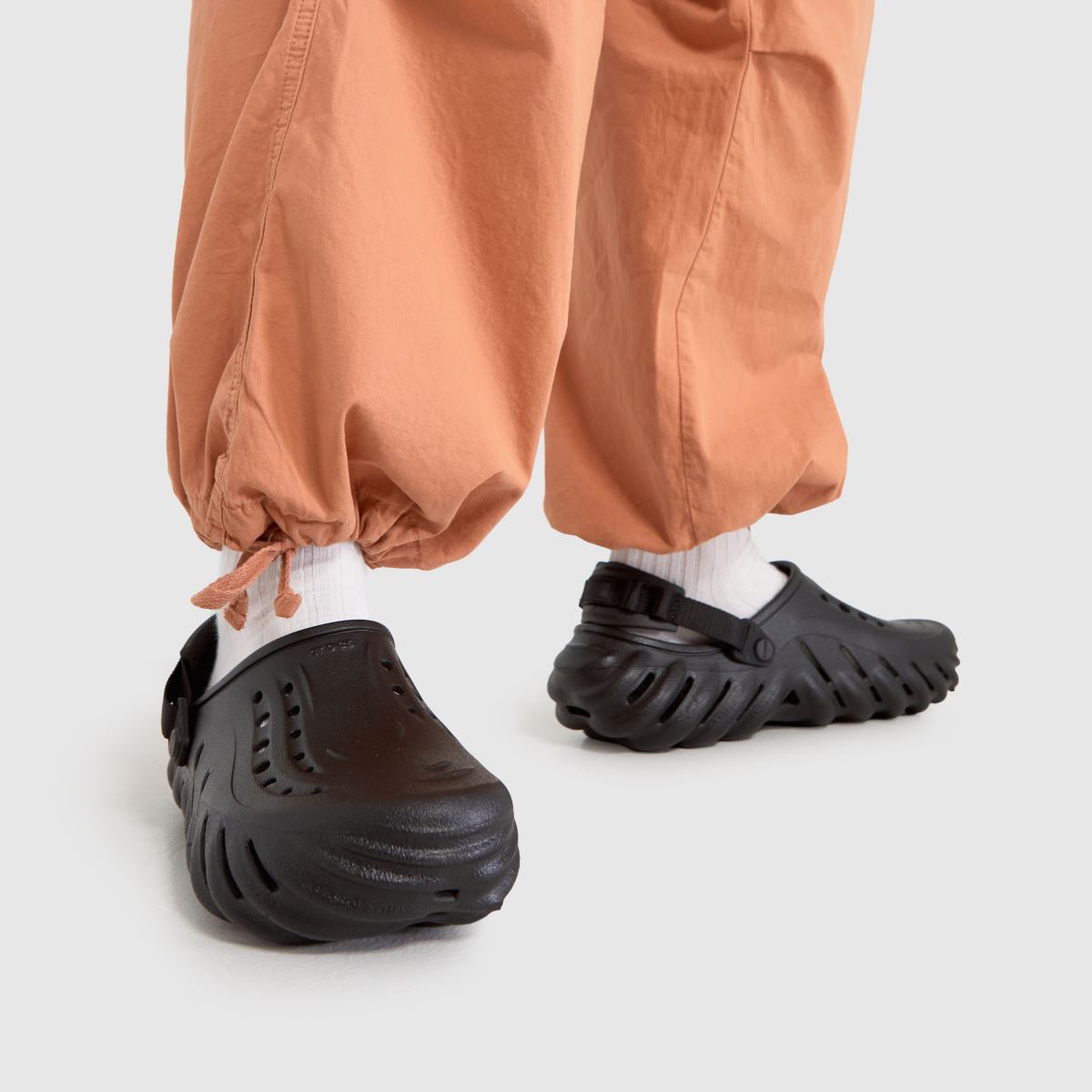 Crocs Echo klumpa szandál fekete színben