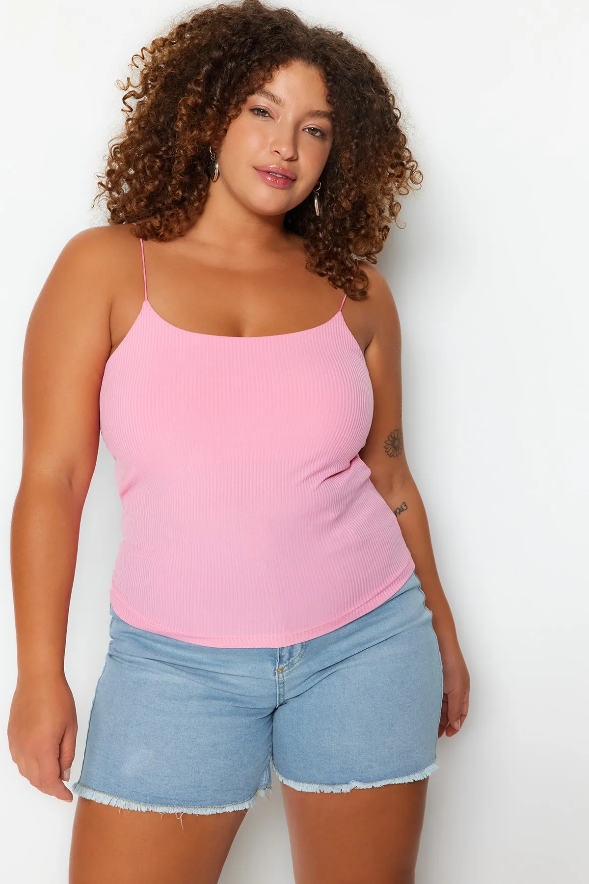 Trendyol Curve  Rosa gestrickte Bluse mit Trägern und kurzen Ärmeln TBSSS23AF00013
