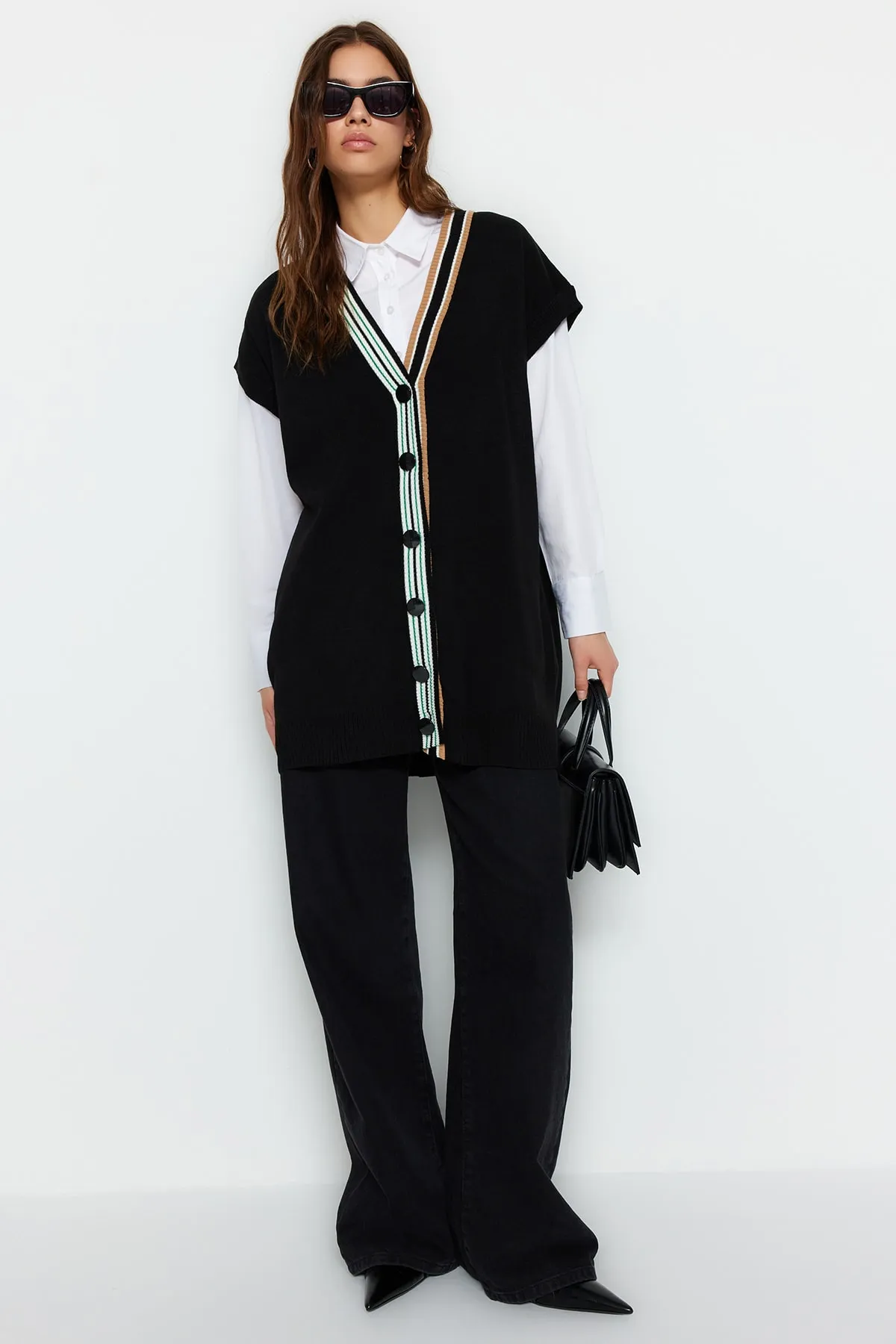 Trendyol Modest  Schwarzer Strickpullover mit Streifen und Kragen und detailliertem Ausschnitt TCTAW22UV0002