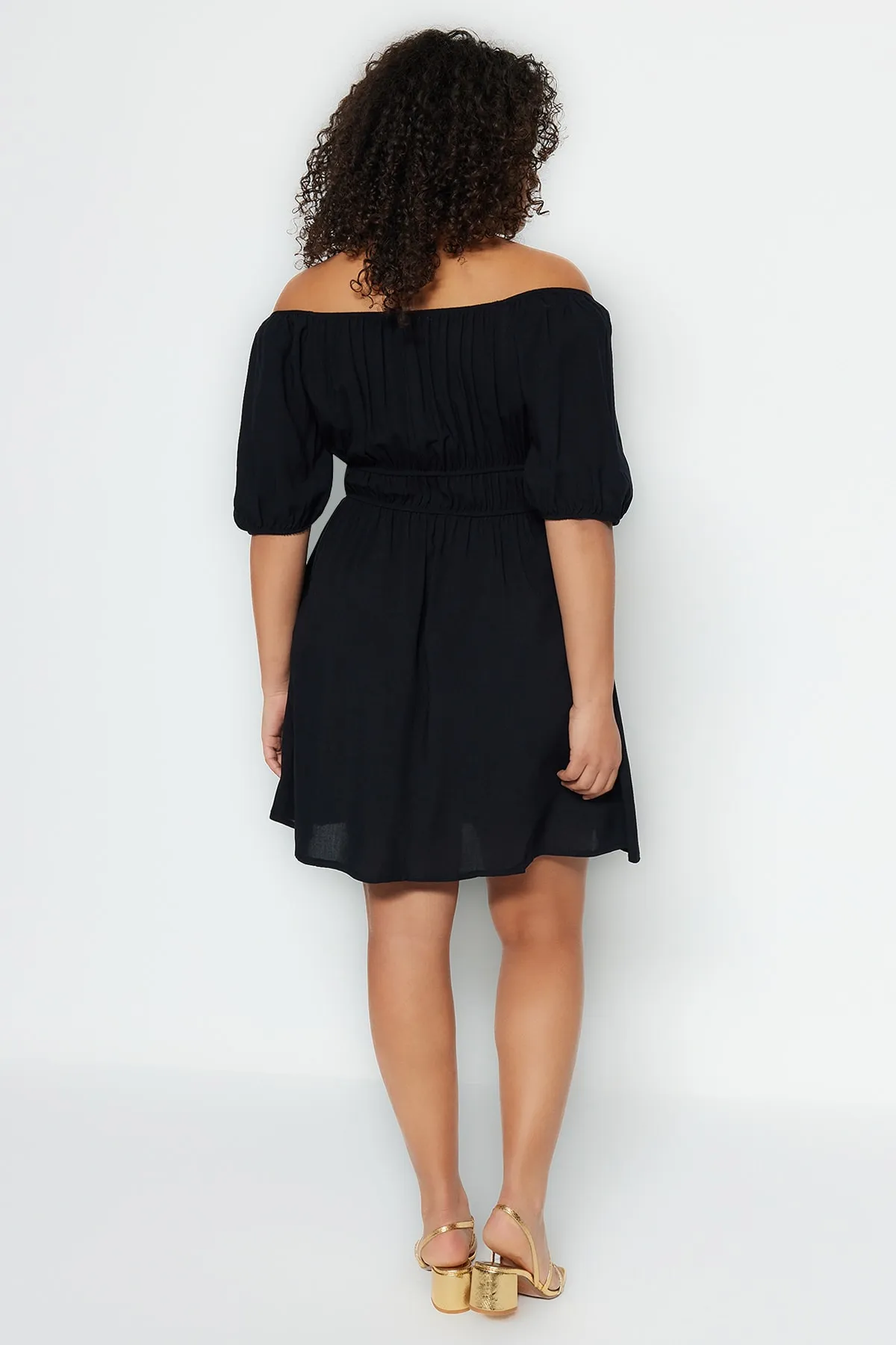 Trendyol Curve  Schwarzes, gewebtes Kleid mit Carmenkragen und Taillendetails TBSSS23AH00090