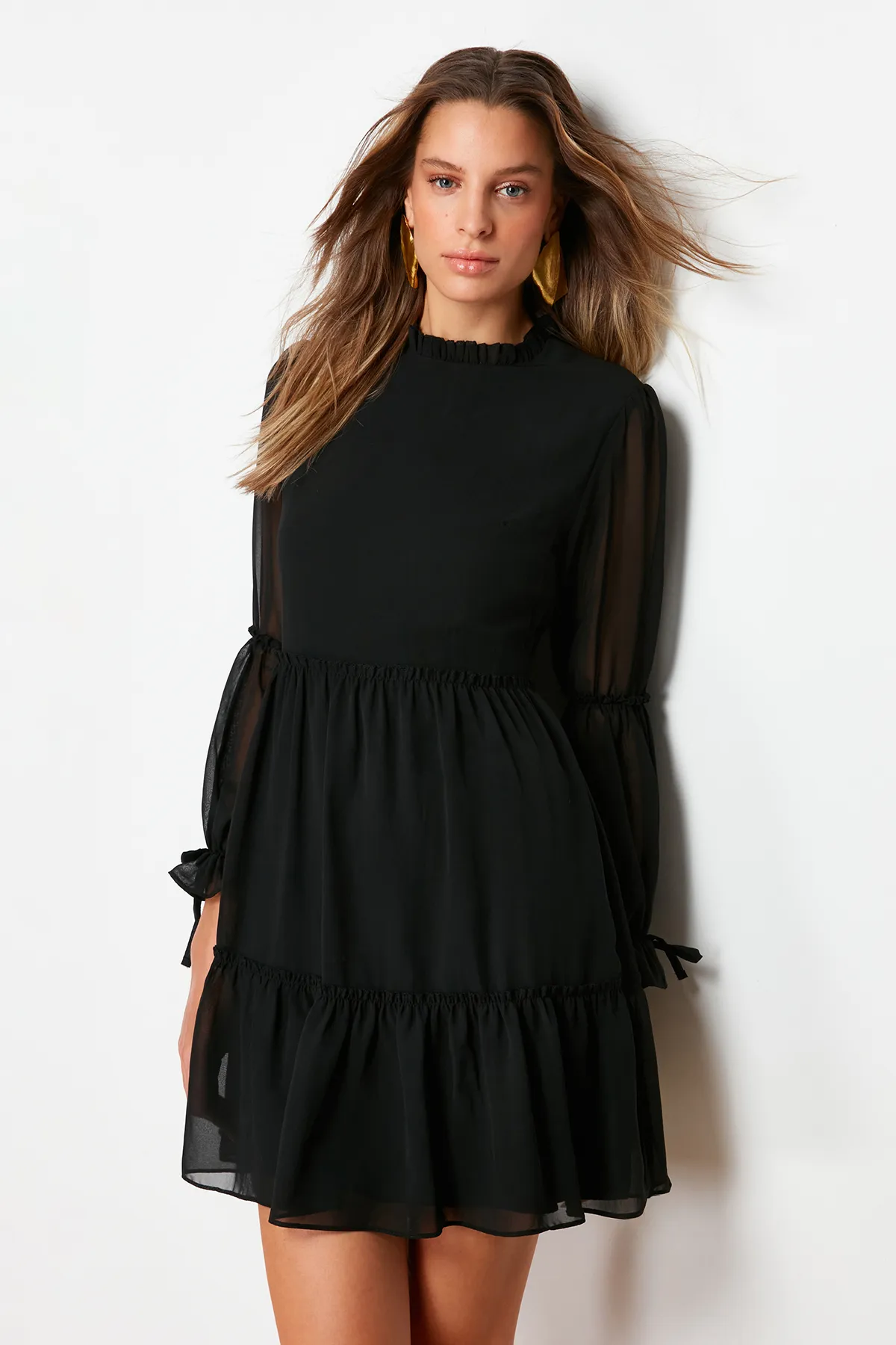 Trendyol Collection  Schwarzes, mit Taillenöffnung versehenes, gerafftes, gefüttertes Mini-Webkleid mit Stehkragen TWOAW20EL0345