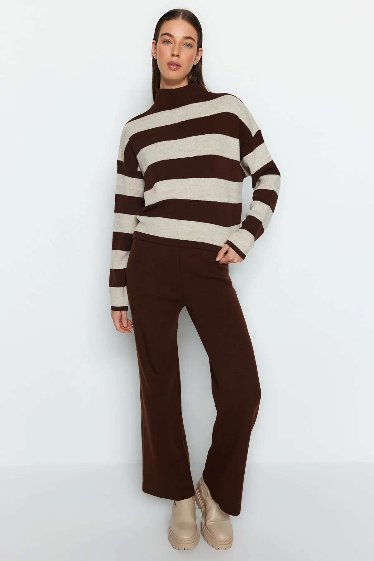 Trendyol Collection  Braunes, weit geschnittenes Strickoberteil und -unterteil-Set TWOAW24AU00020