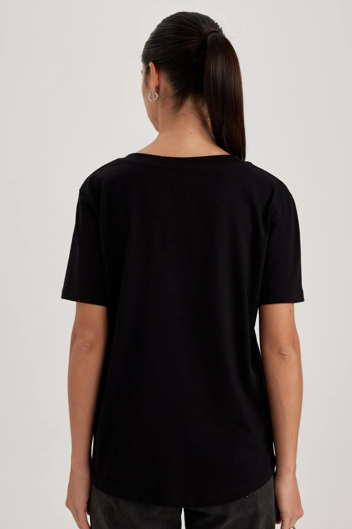DeFacto  T-Shirt mit V-Ausschnitt und kurzen Ärmeln, 100 % Baumwolle, reguläre Passform, W9578az23sm