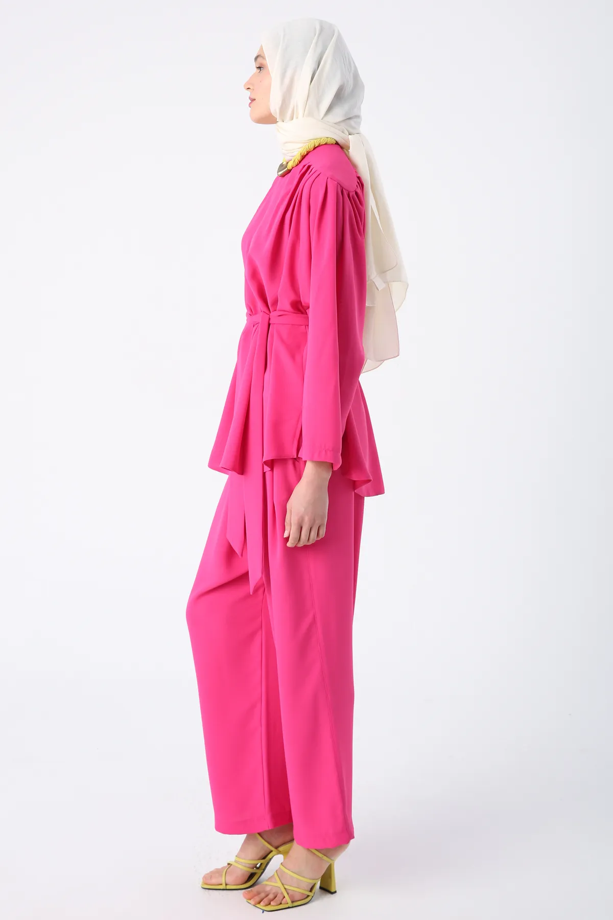 Ekrumoda  Fuchsiafarbener Anzug mit Gürtel, Faltendetail an den Schultern und Hose mit weitem Bein