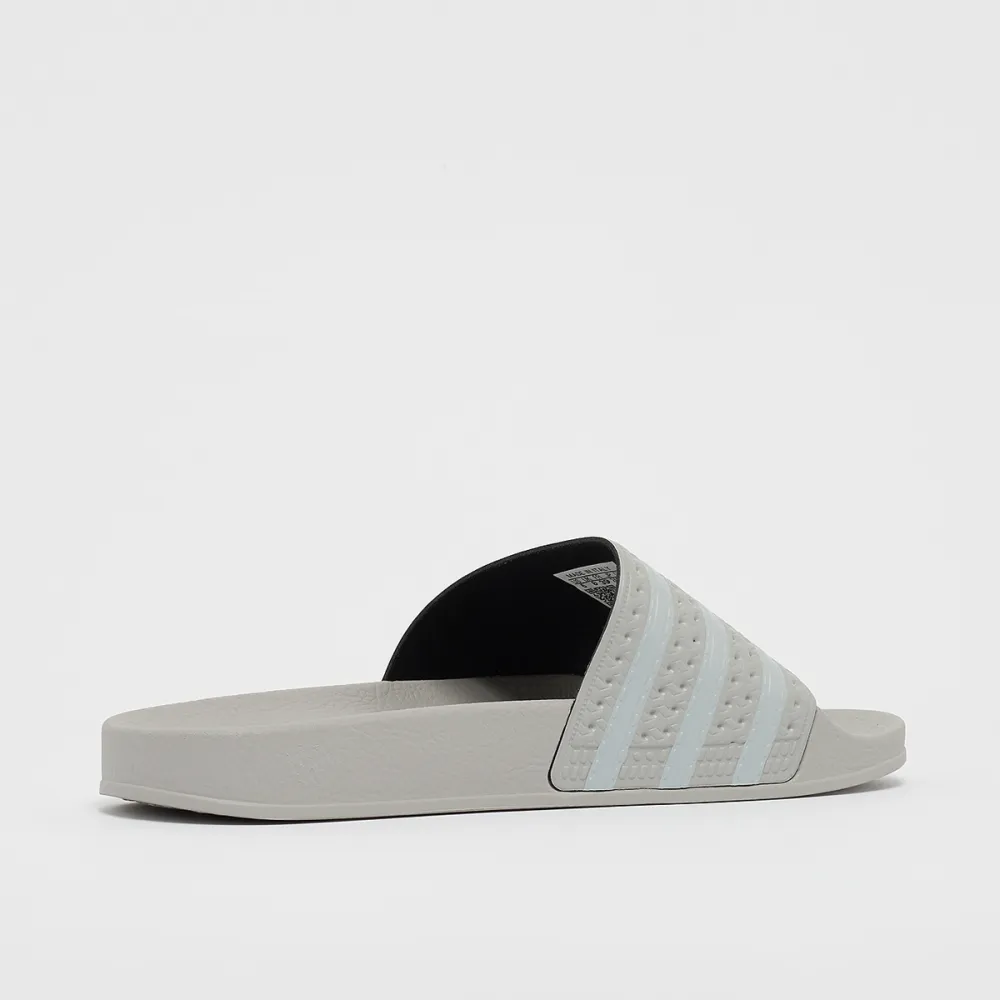 adidas adilette Badelatschen HQ1425 / grau